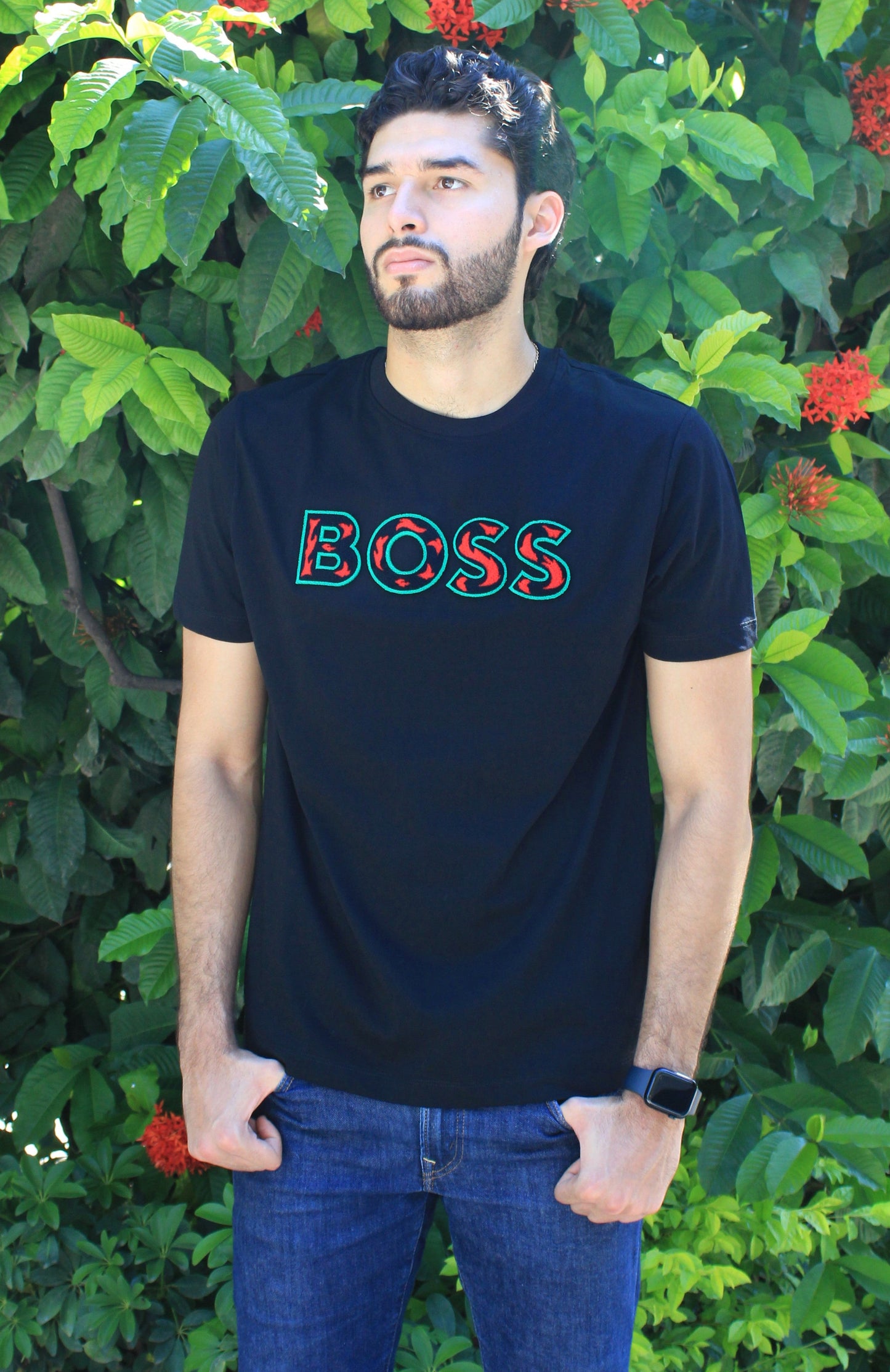 Playera Hugo Boss Negra Diseño Enfrente color Rojo con Verde