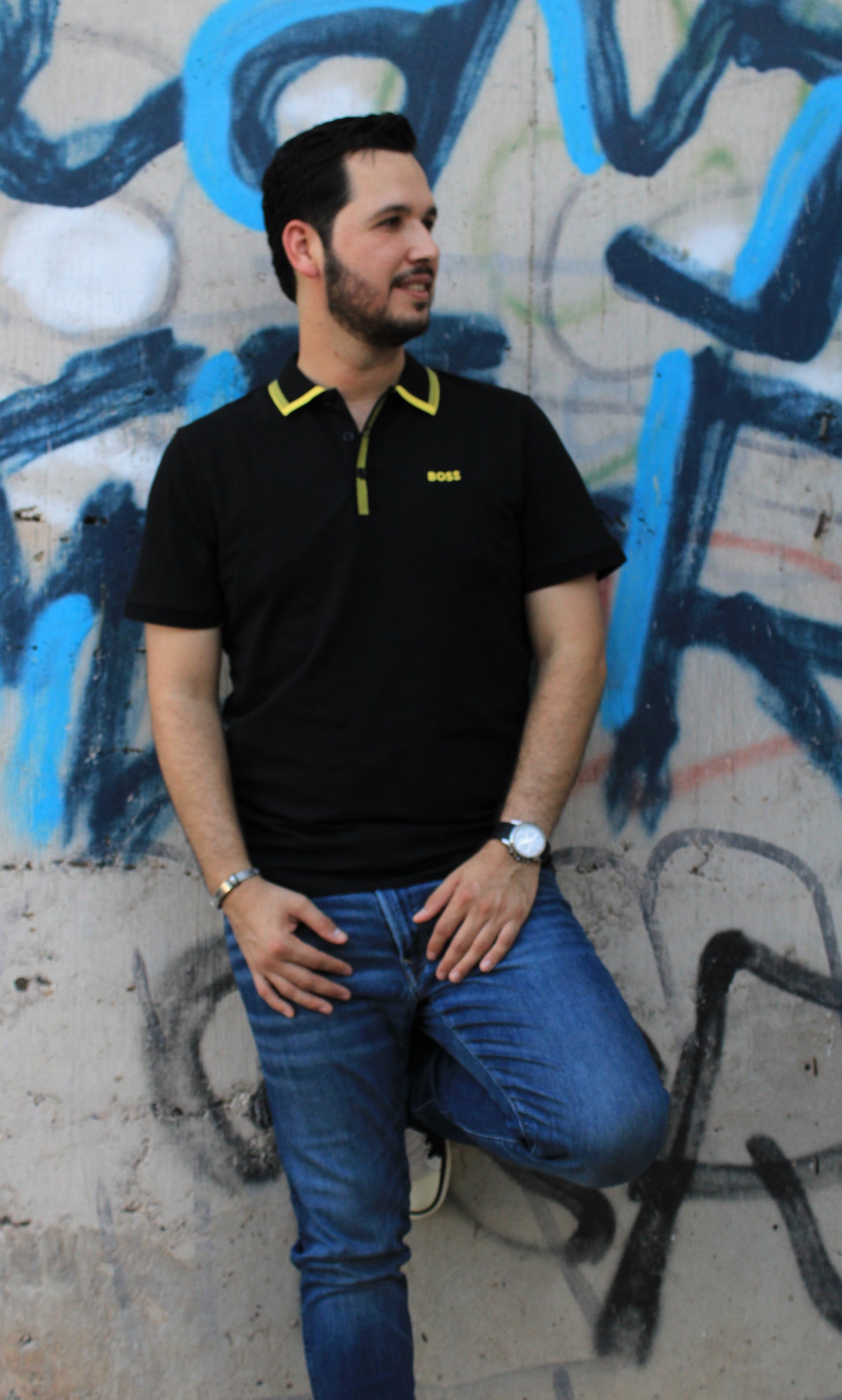 Playera Polo Hugo Boss Negra Con Diseño en Cuello Amarillo