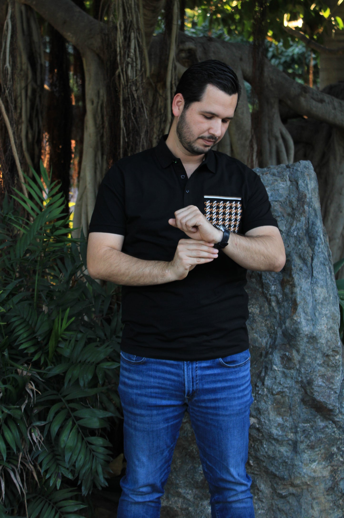 Playera Polo Hugo Boss Negra Con Diseño De Cuadros En Bolsa