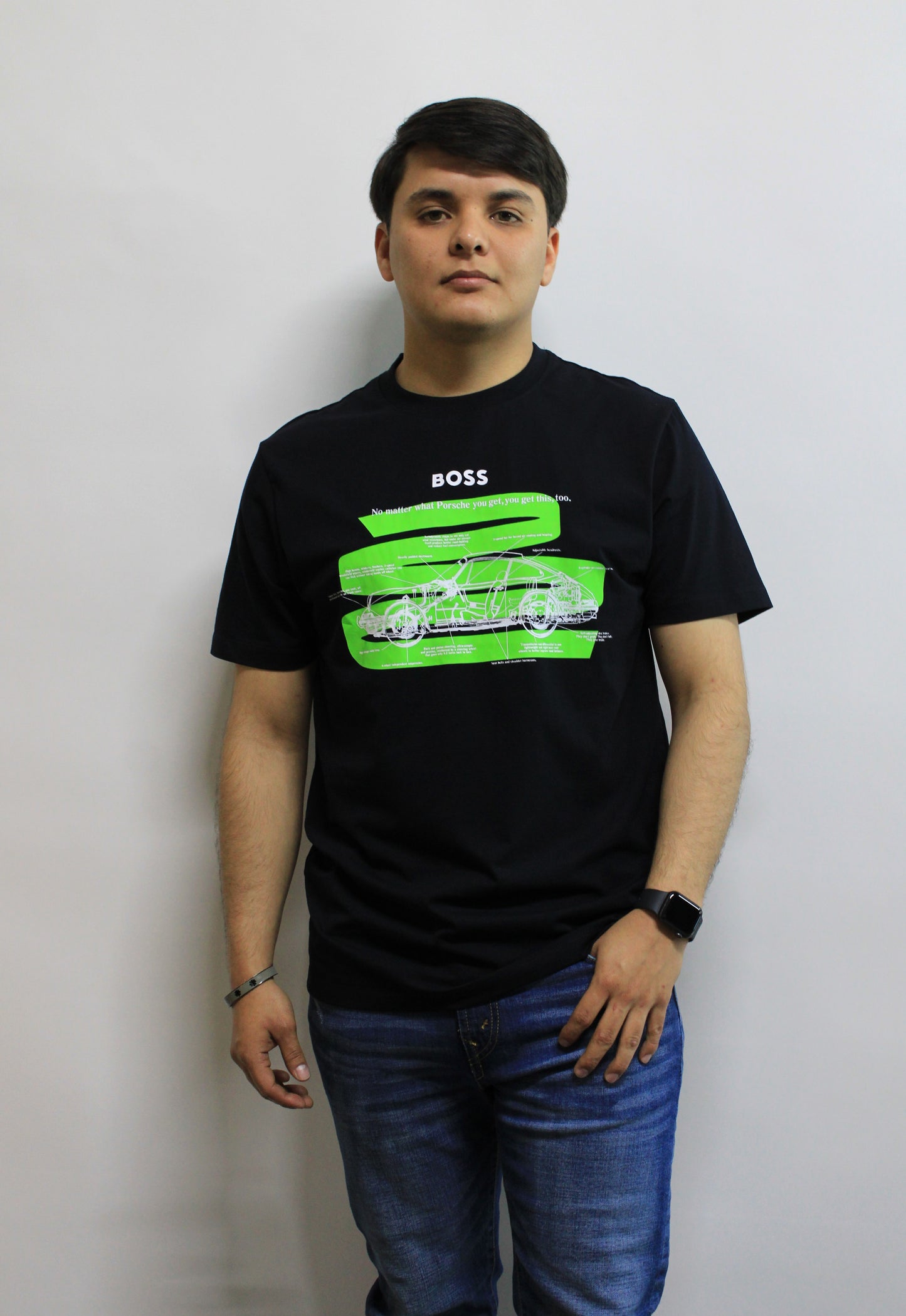 Playera Hugo Boss Negra Diseño Enfrente Blanco Con Verde