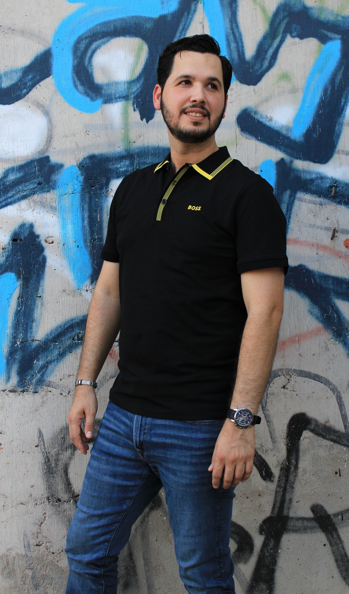 Playera Polo Hugo Boss Negra Con Diseño en Cuello Amarillo