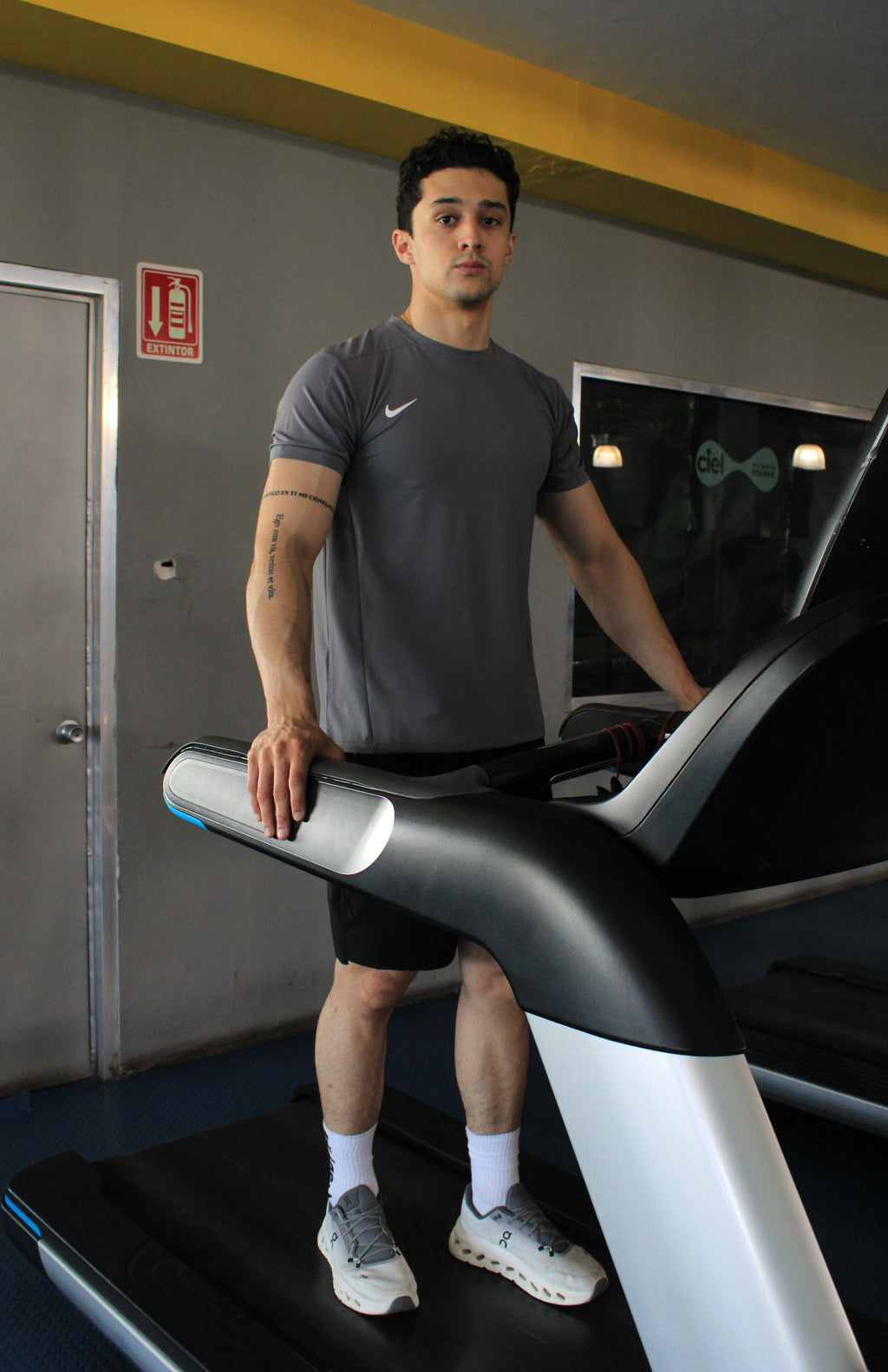 Playera Deportiva Nike Gris