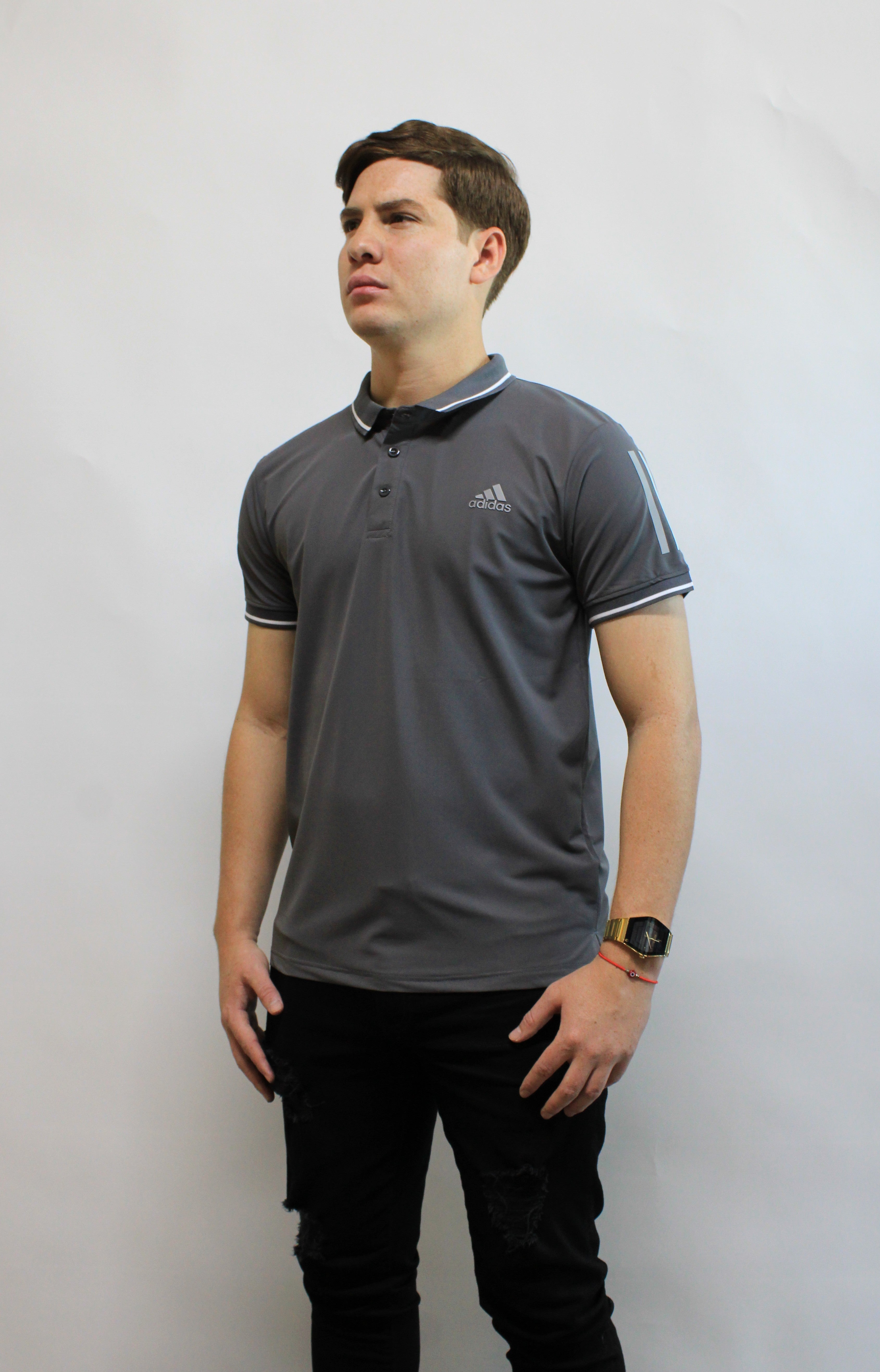 Playera Polo Deportiva Adidas Gris con Detalles Blancos