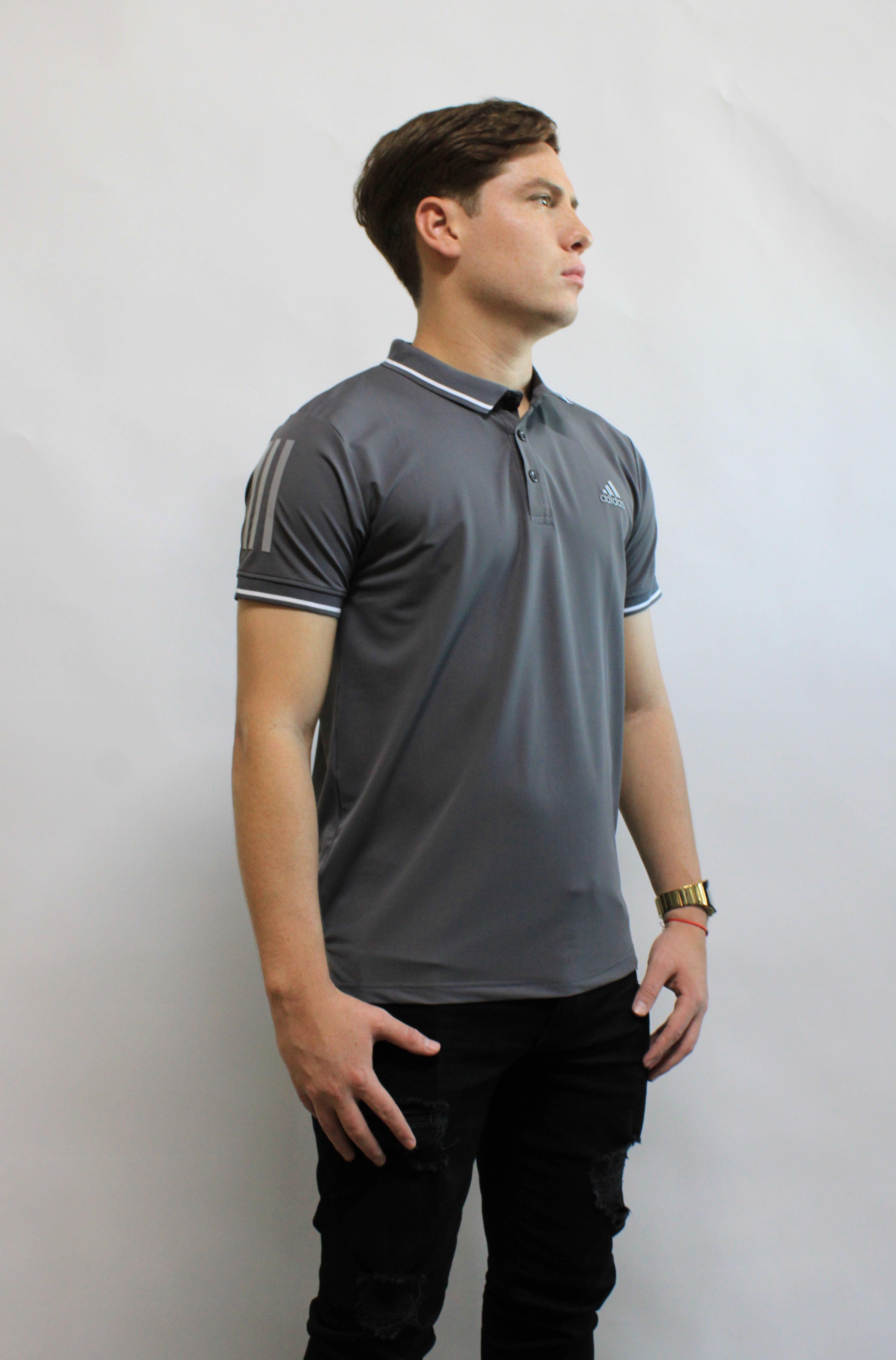 Playera Polo Deportiva Adidas Gris con Detalles Blancos