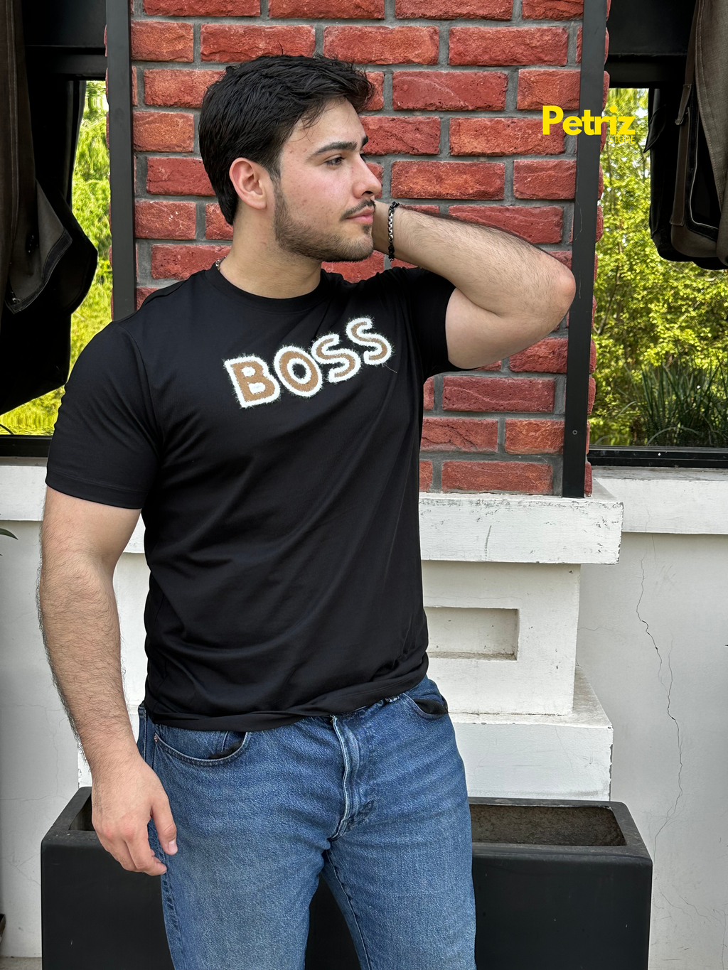 Playera cuello redondo "Boos Negra con diseño de peluche en color café con blanco"