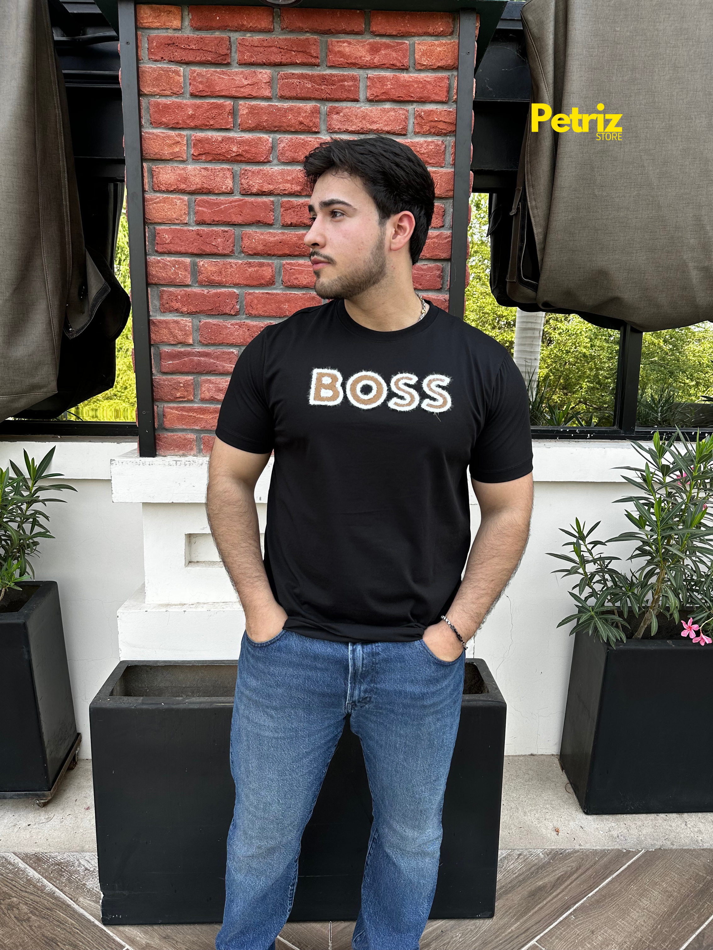 Playera cuello redondo "Boos Negra con diseño de peluche en color café con blanco"