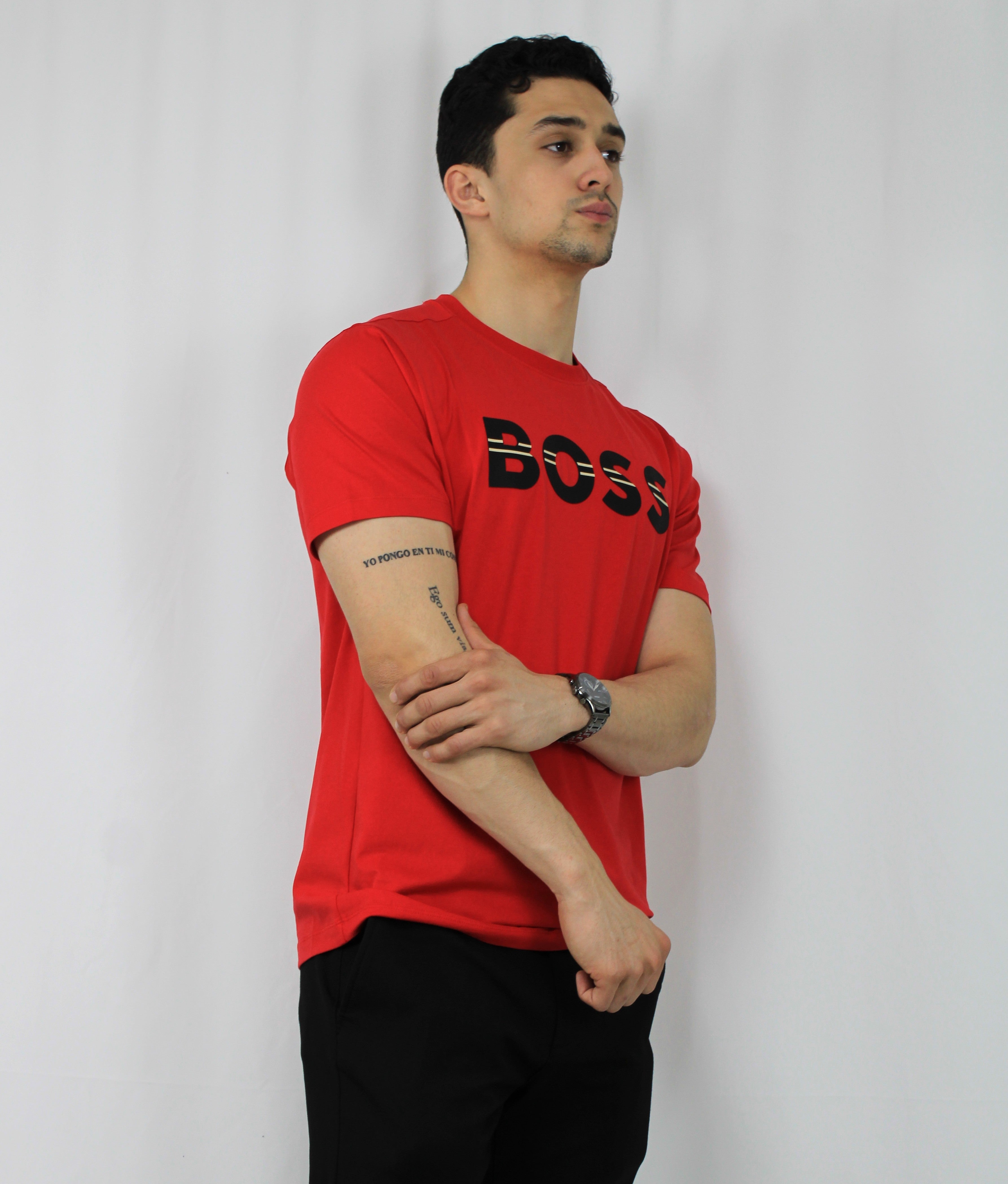 Playera cuello redondo "Boos roja con franjas en las letras"