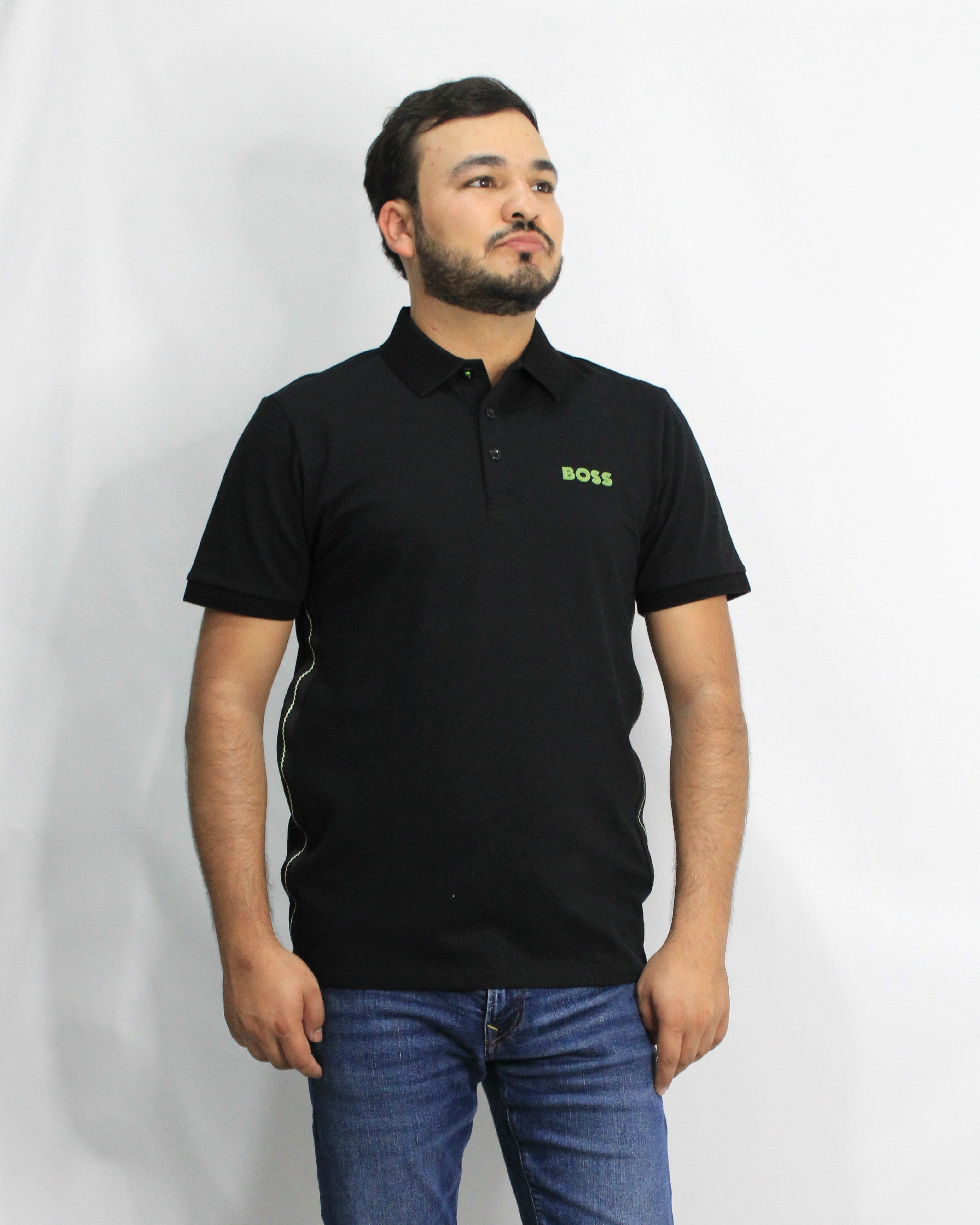 Playera Polo "Negra Con El Boss En Verde Y Detalle En Los Costados"