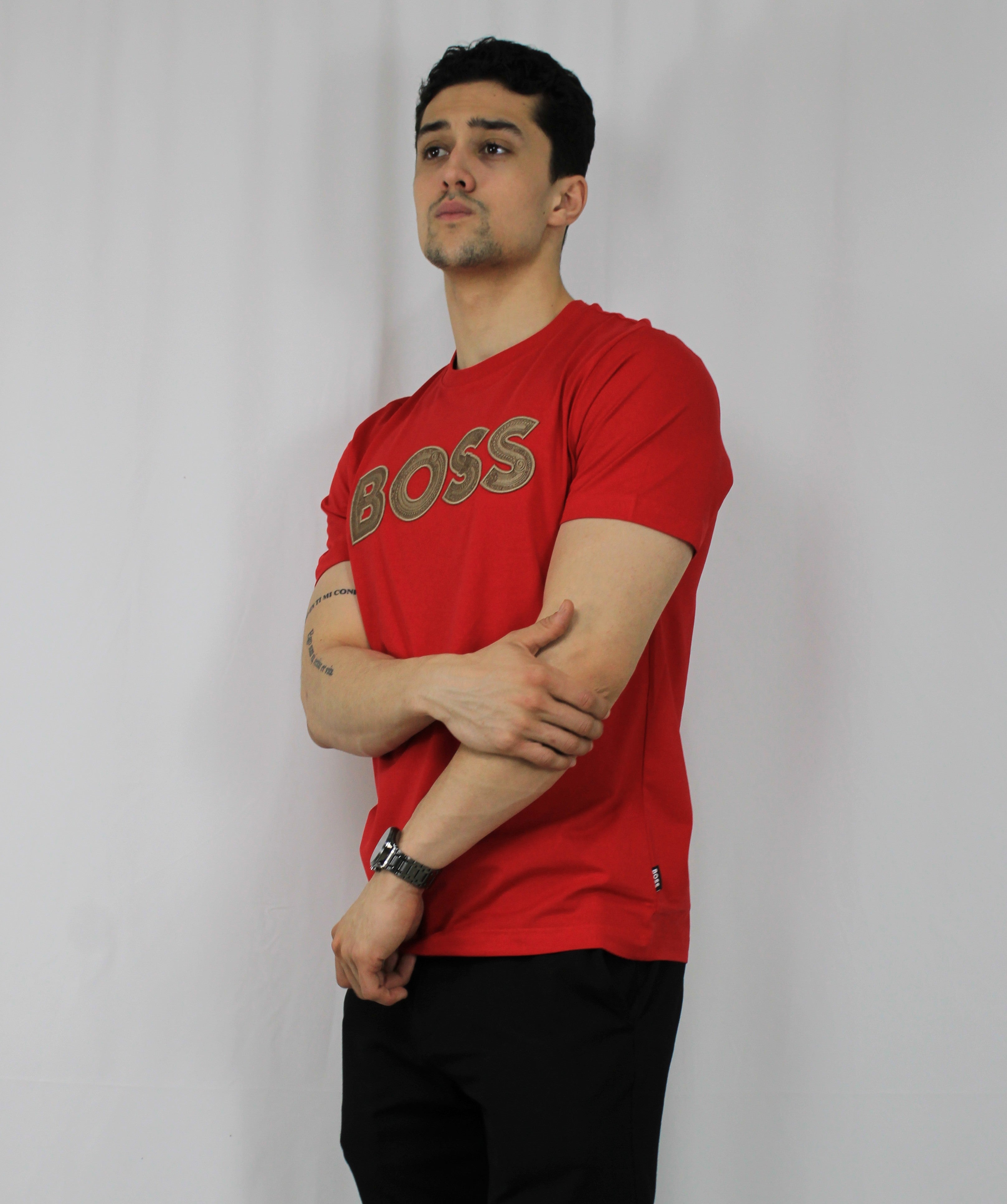 Playera Cuello Redondo "Boss Roja Con Letras Doradas"