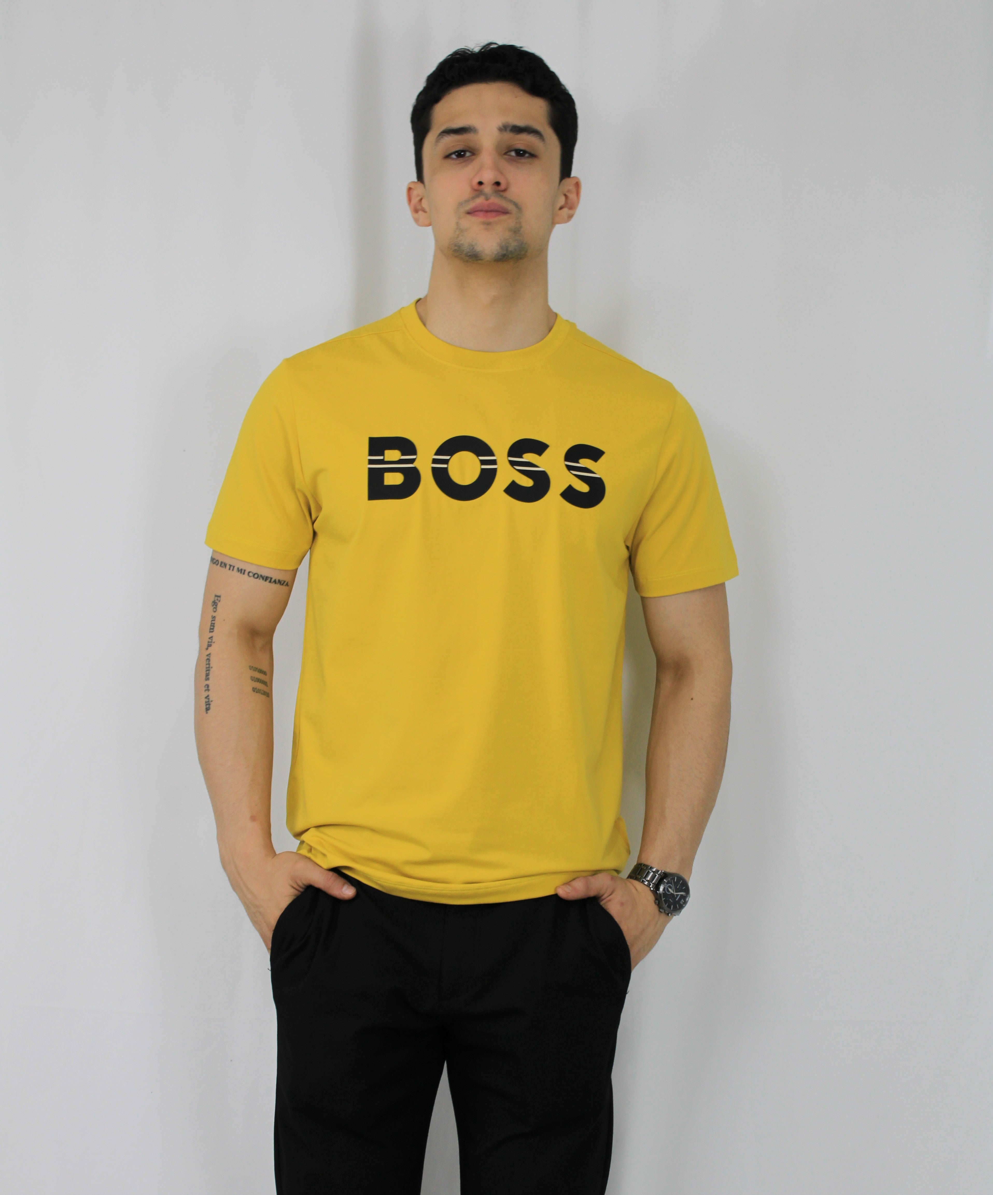 Playera cuello redondo "Boos mostaza con franjas en las letras"