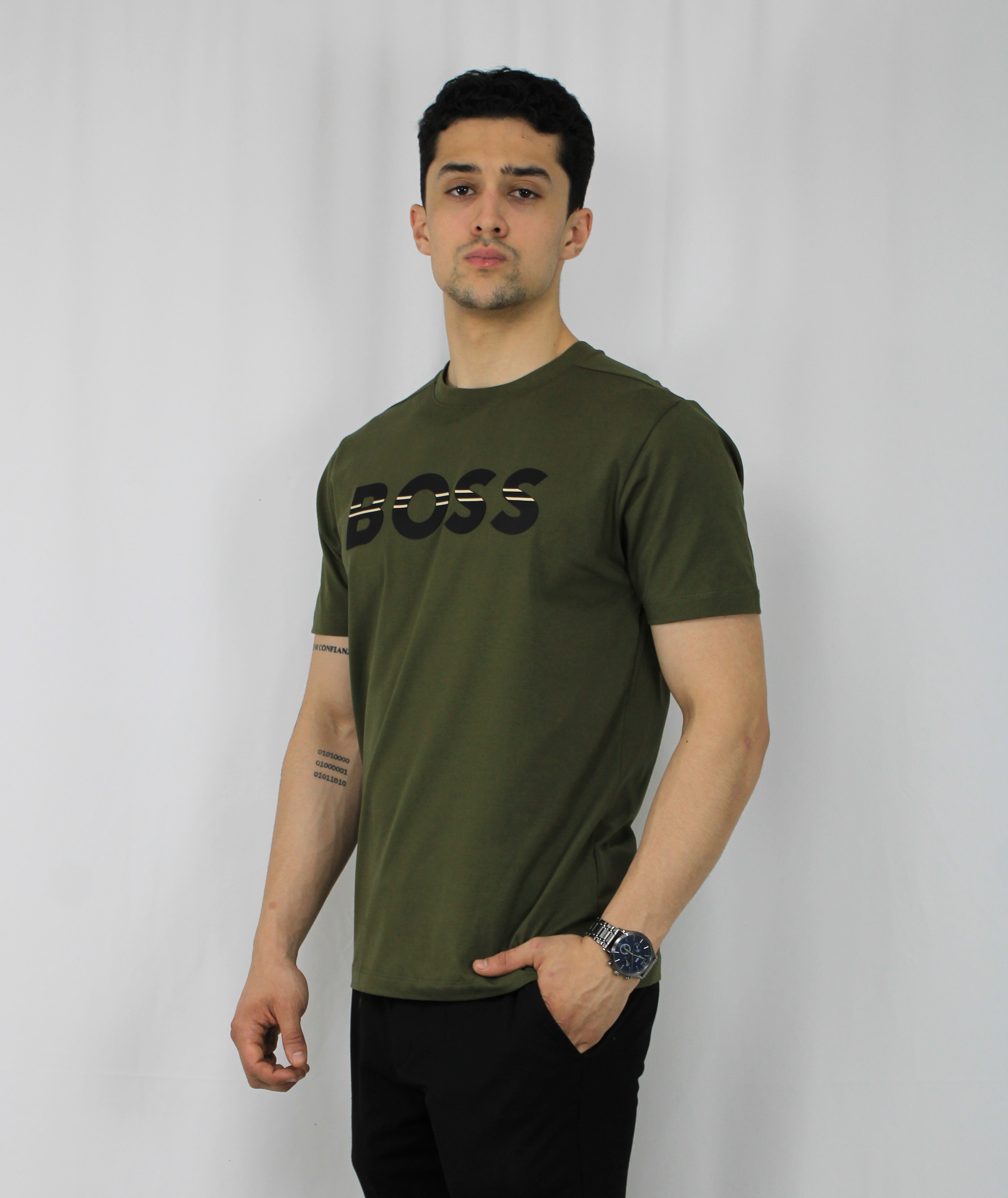 Playera cuello redondo "Boos verde con franjas en las letras"