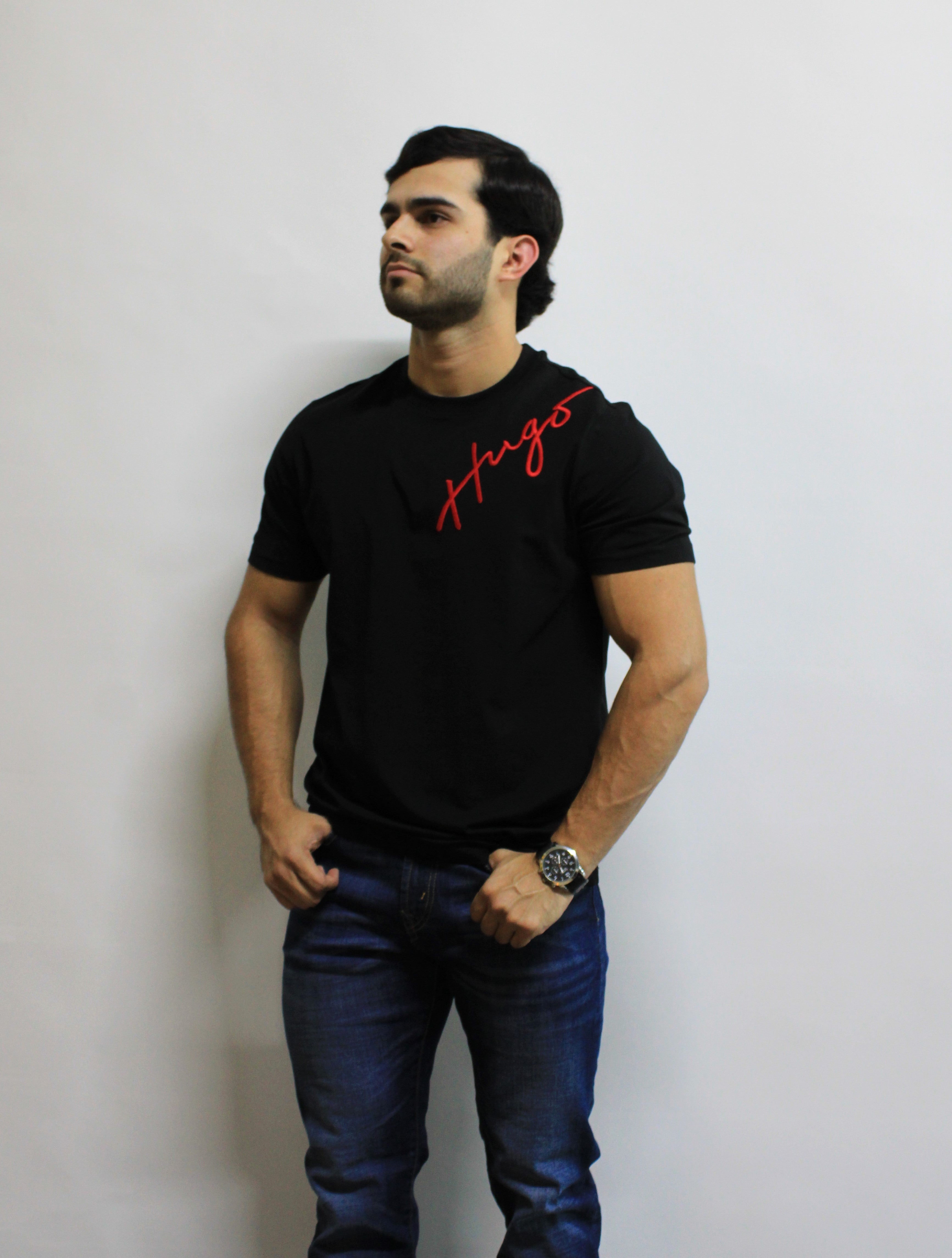 Playera Hugo Boss Negra Diseño de Letras Rojas
