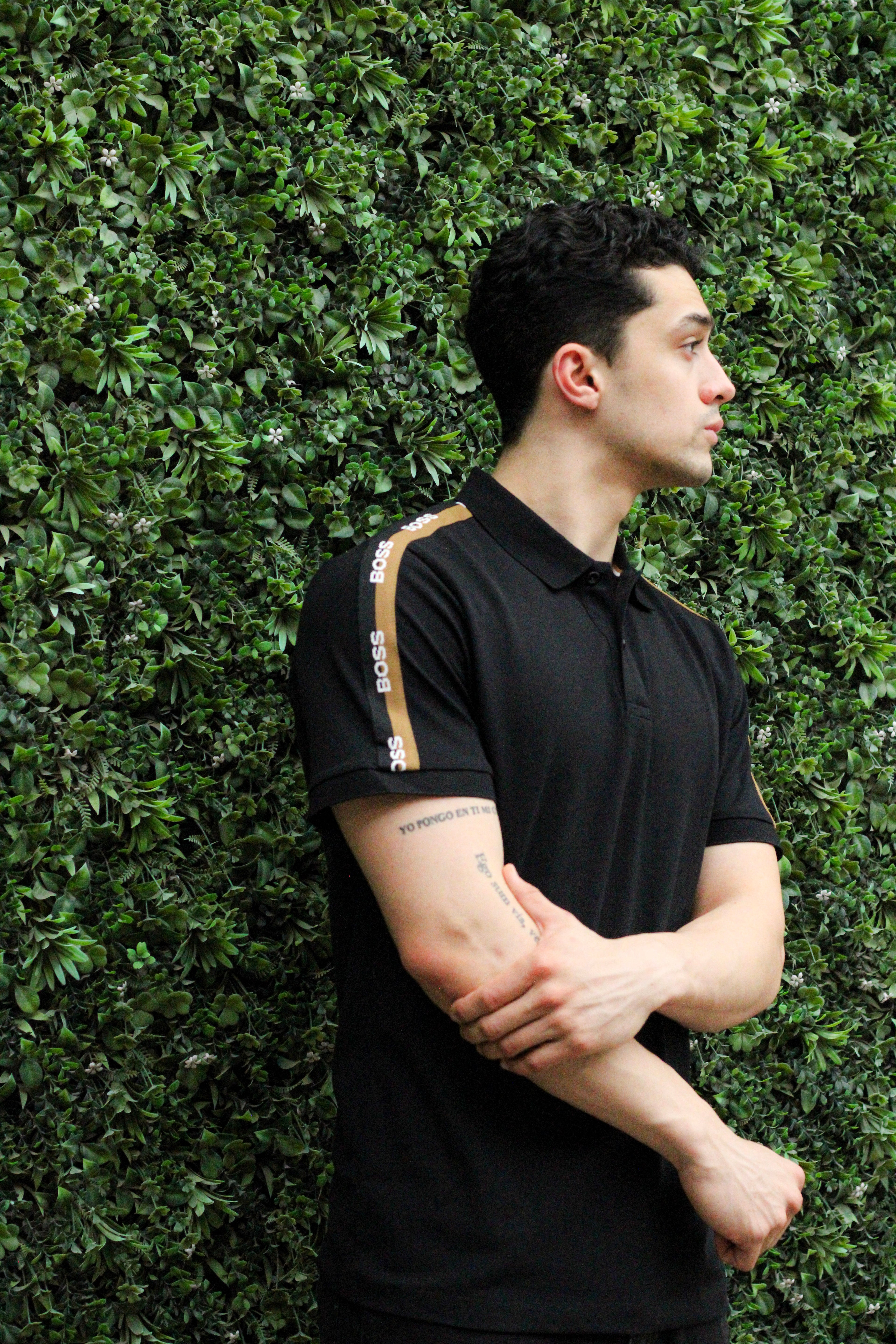 Playera Polo "Boss negra con detalles en los costados blanco y café"