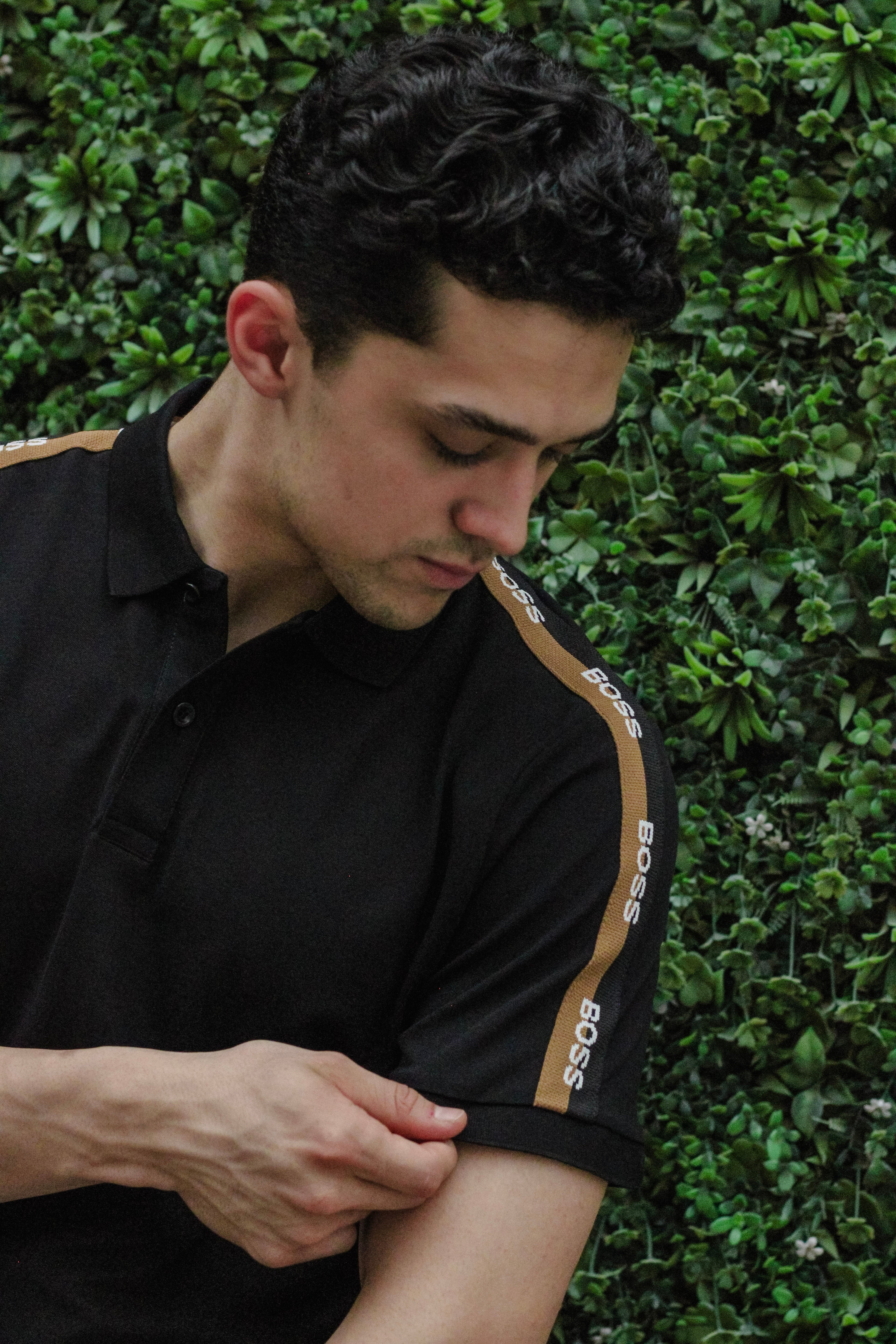 Playera Polo "Boss negra con detalles en los costados blanco y café"