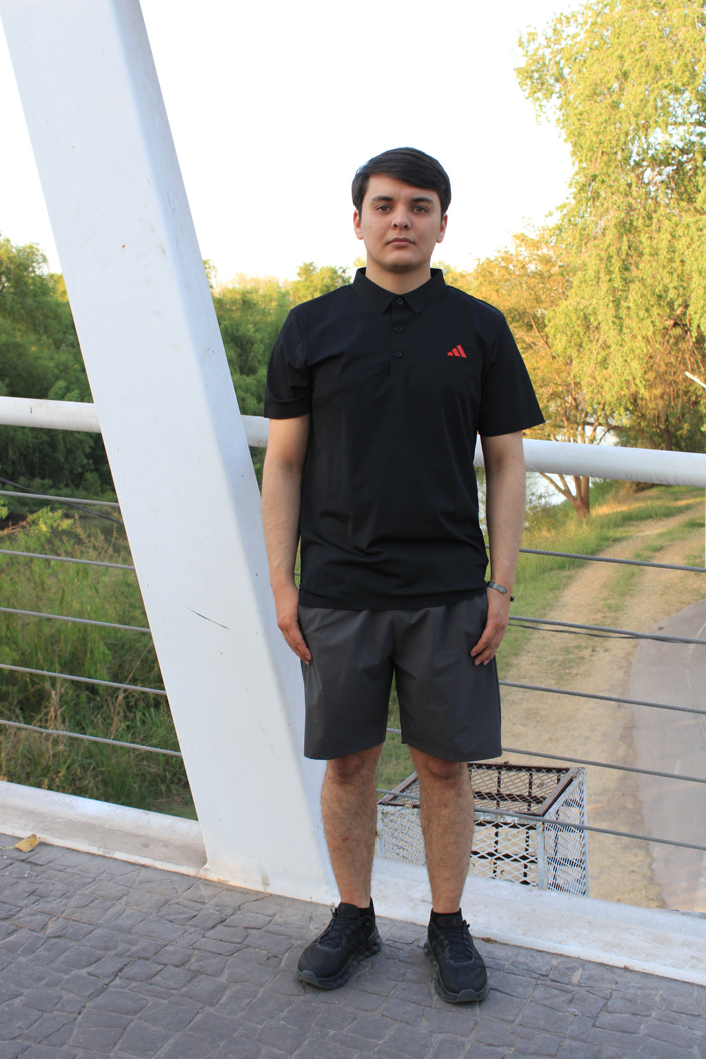 Playera Polo Deportiva Adidas Negra con Detalles Rojos