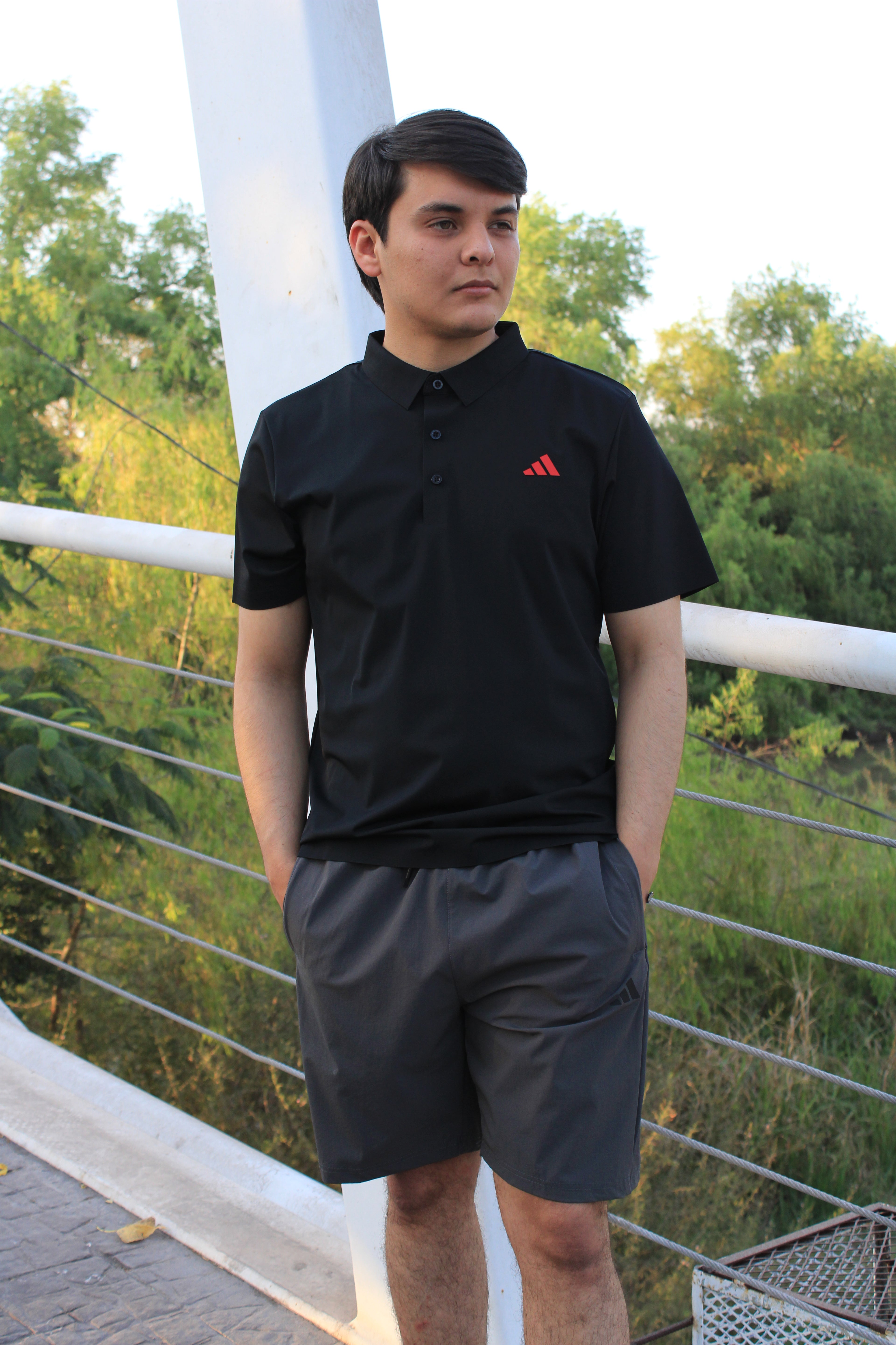 Playera Polo Deportiva Adidas Negra con Detalles Rojos