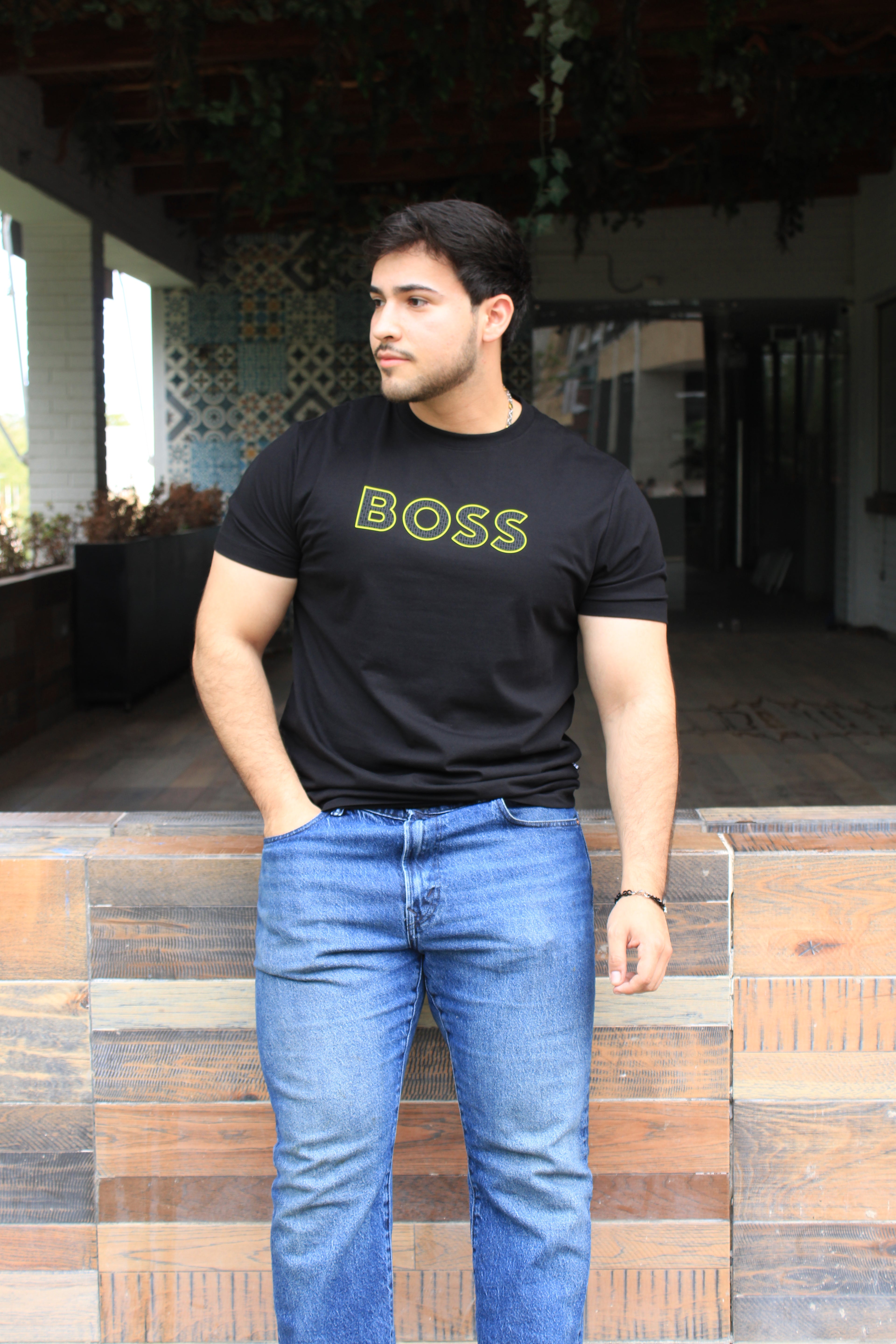 Playera cuello redondo "Boos Negra con diseño en las letras Negro con Amarillo   "
