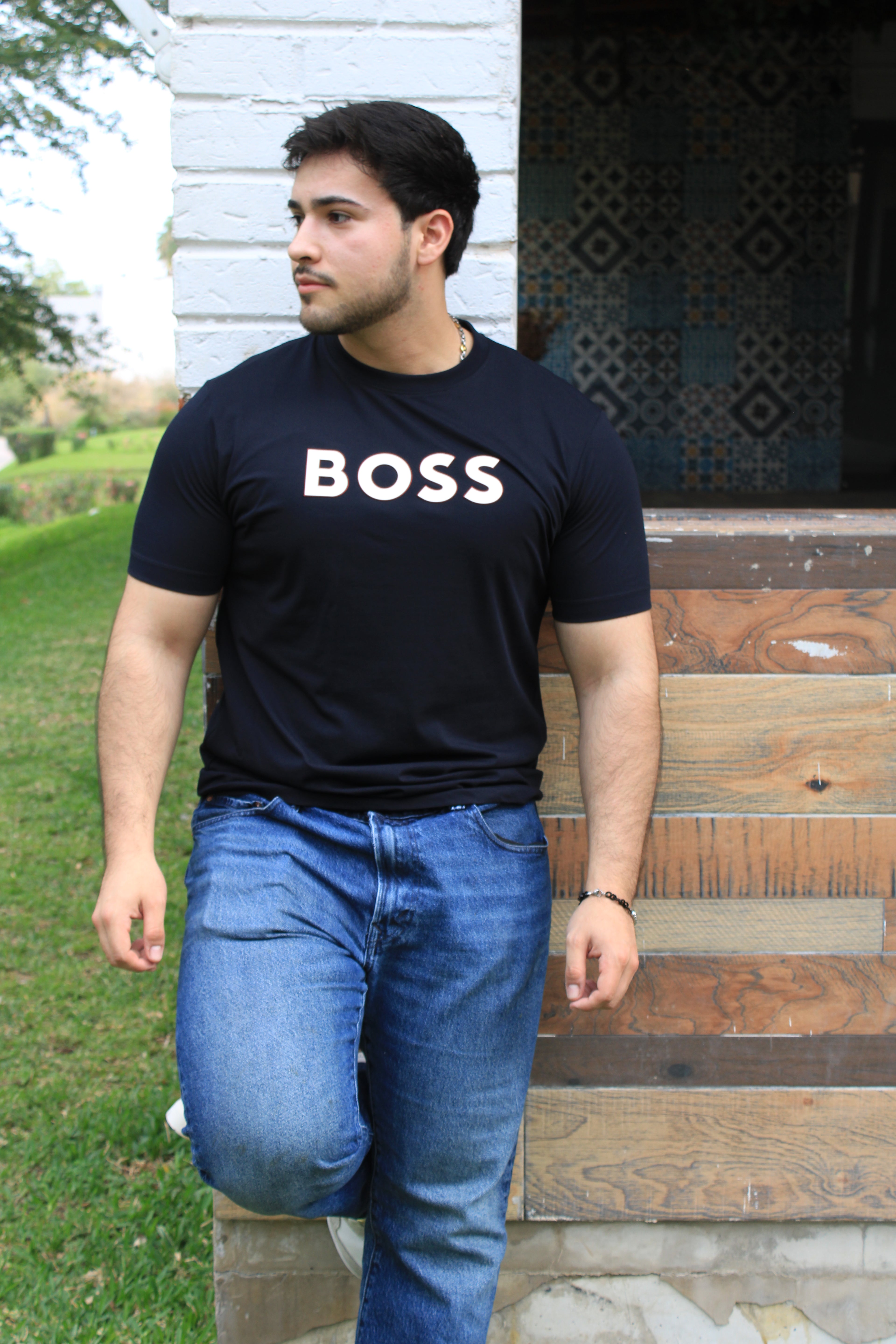 Playera cuello redondo "Boos Azul Marino con diseño en las letras Blanco  "