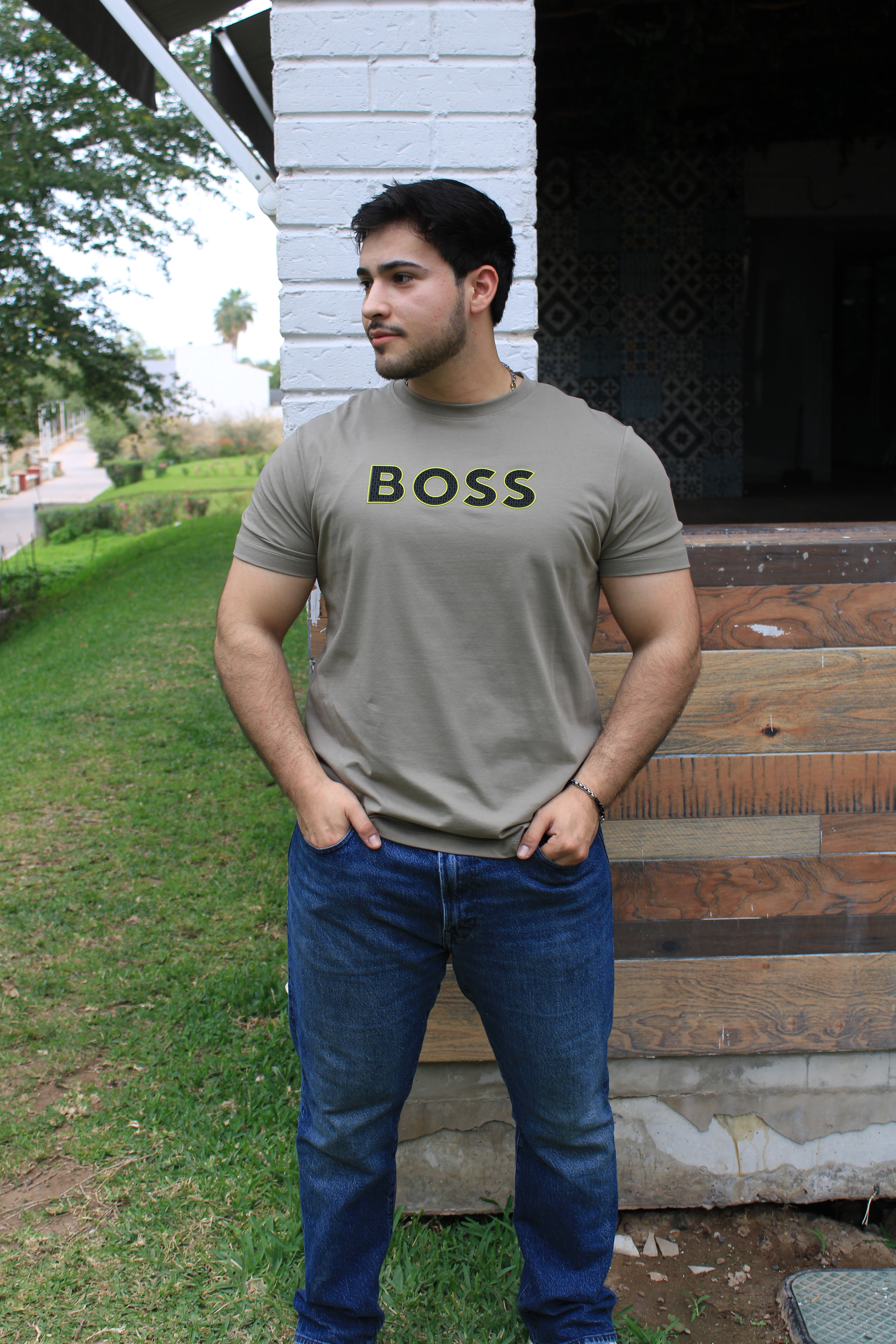 Playera cuello redondo "Boos Beish con diseño en las letras Negro con Amarillo"