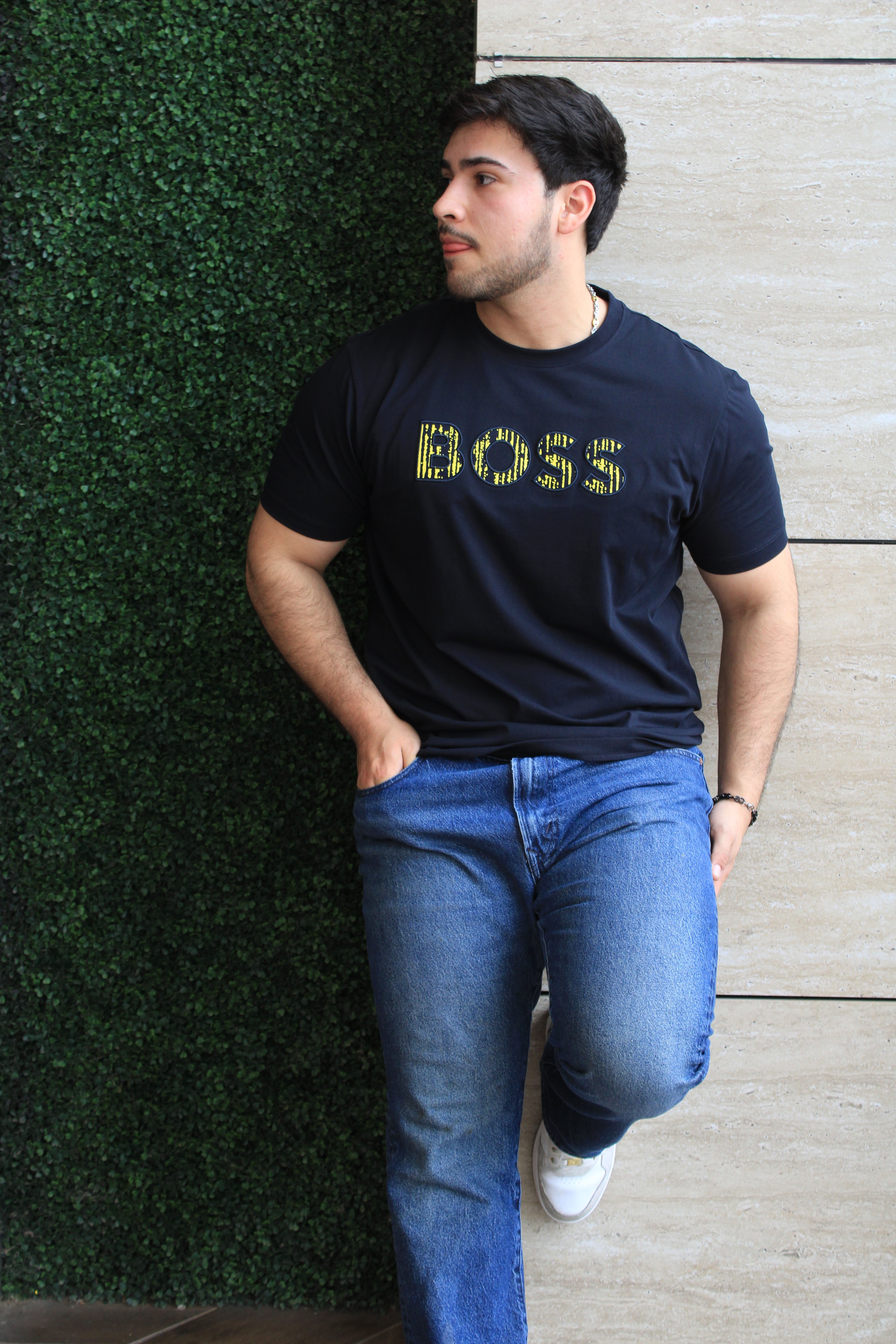 Playera cuello redondo "Boos Azul Marino con diseño en las letras en Amarillo"