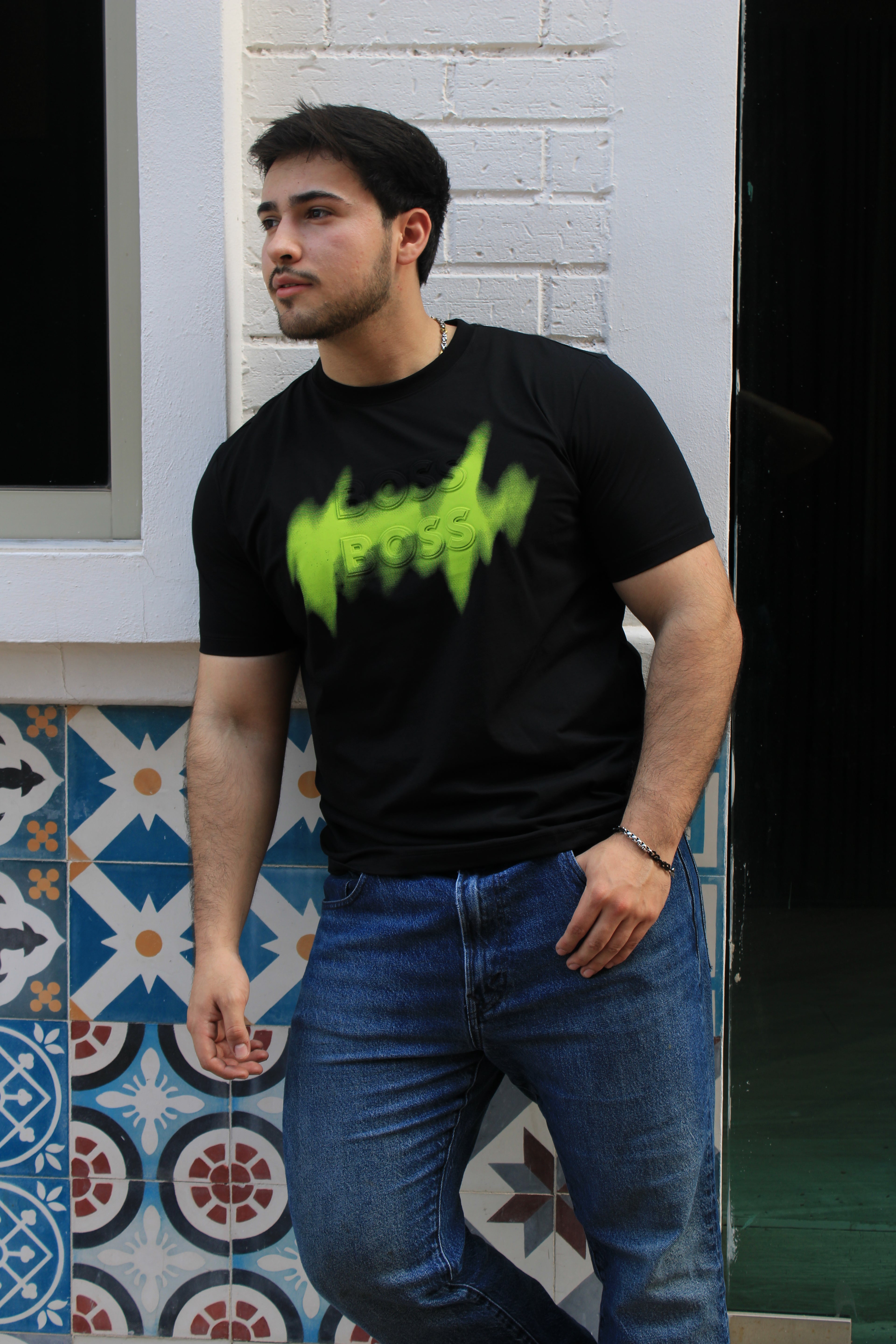 Playera cuello redondo "Boos Negra diseño en 3D con un efecto de pintura verde neón. "
