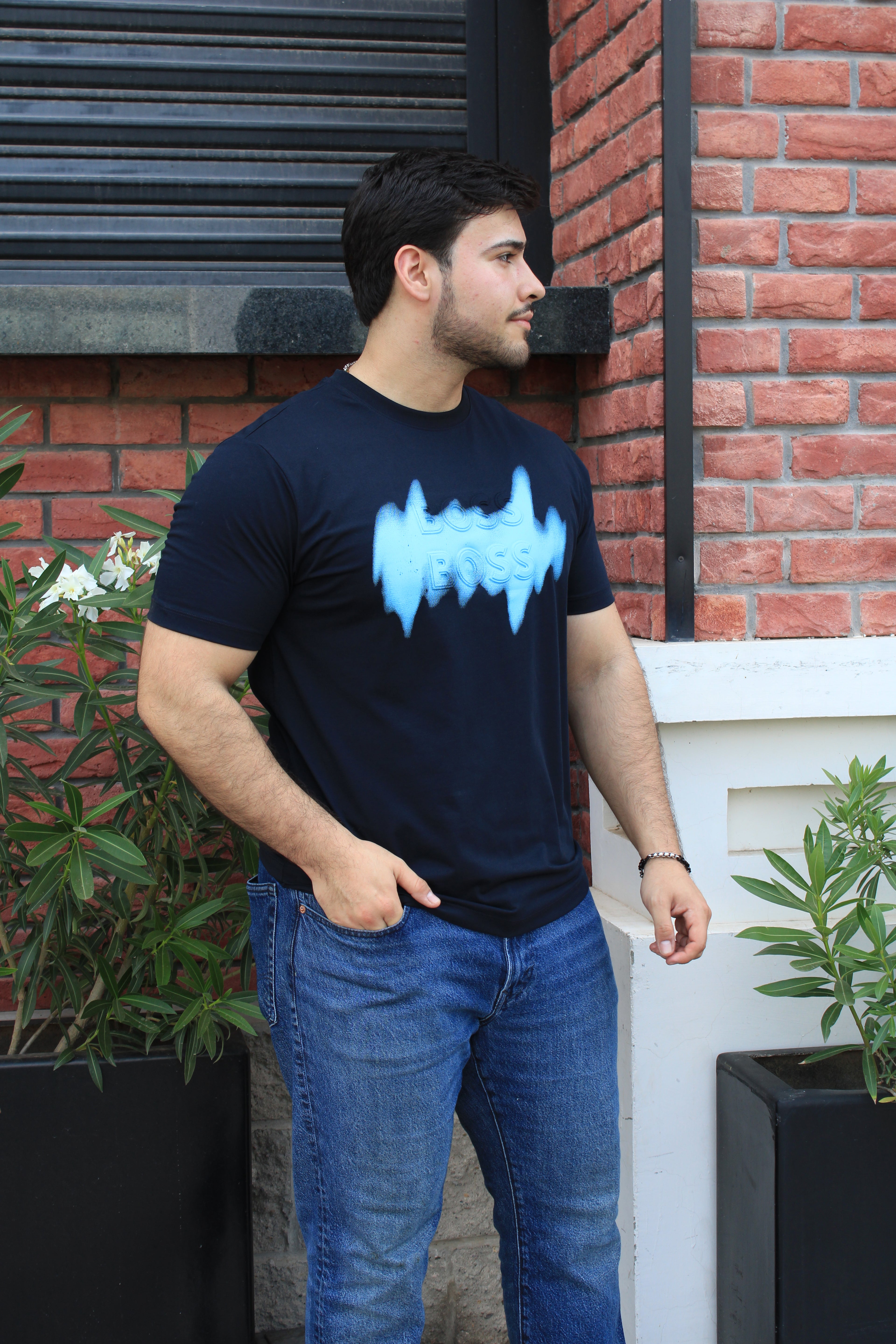 Playera cuello redondo "Boos Azul Marino diseño en 3D con un efecto de pintura Azul neón. "