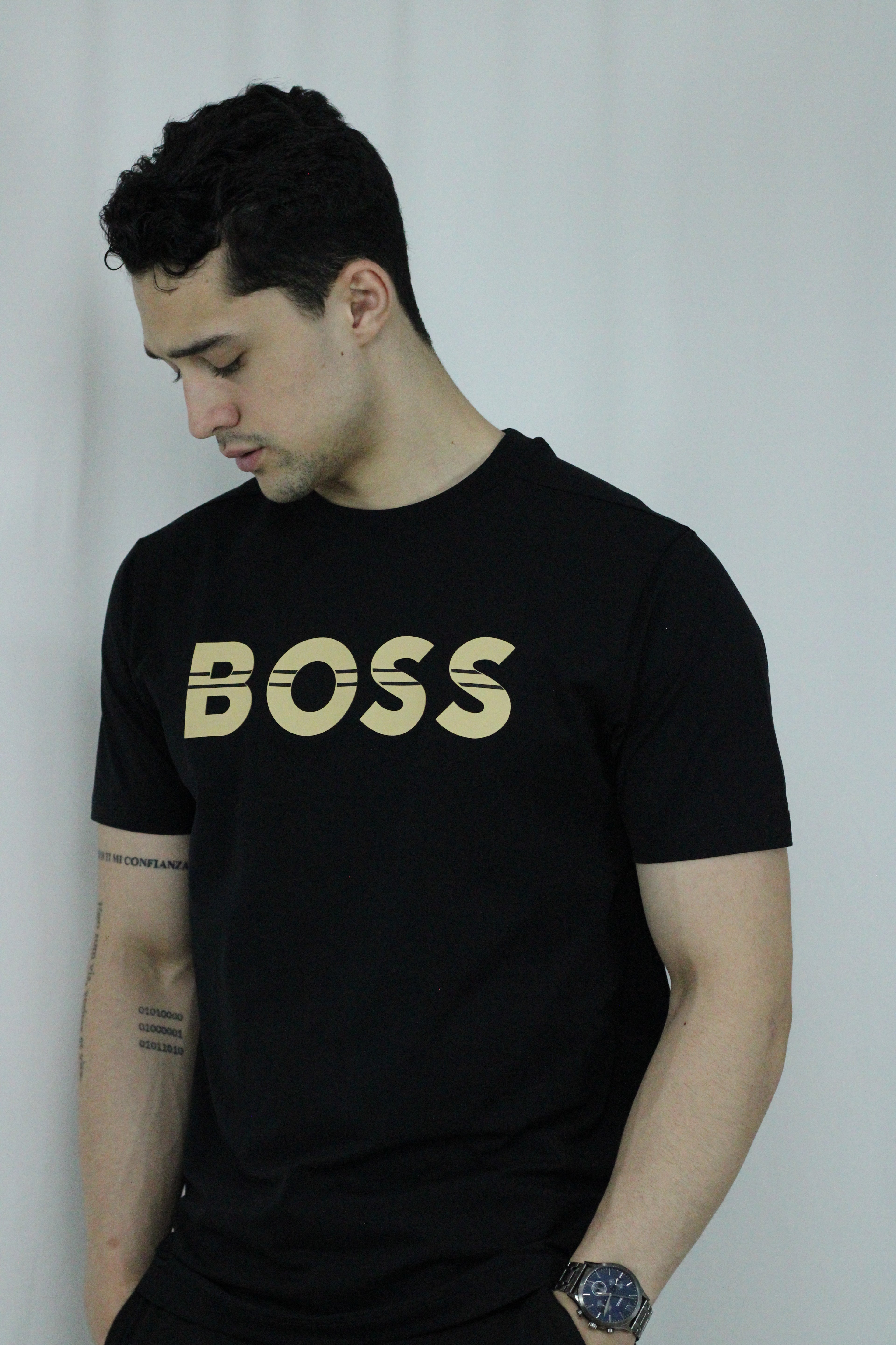 Playera cuello redondo "Boos negra con franjas en las letras"