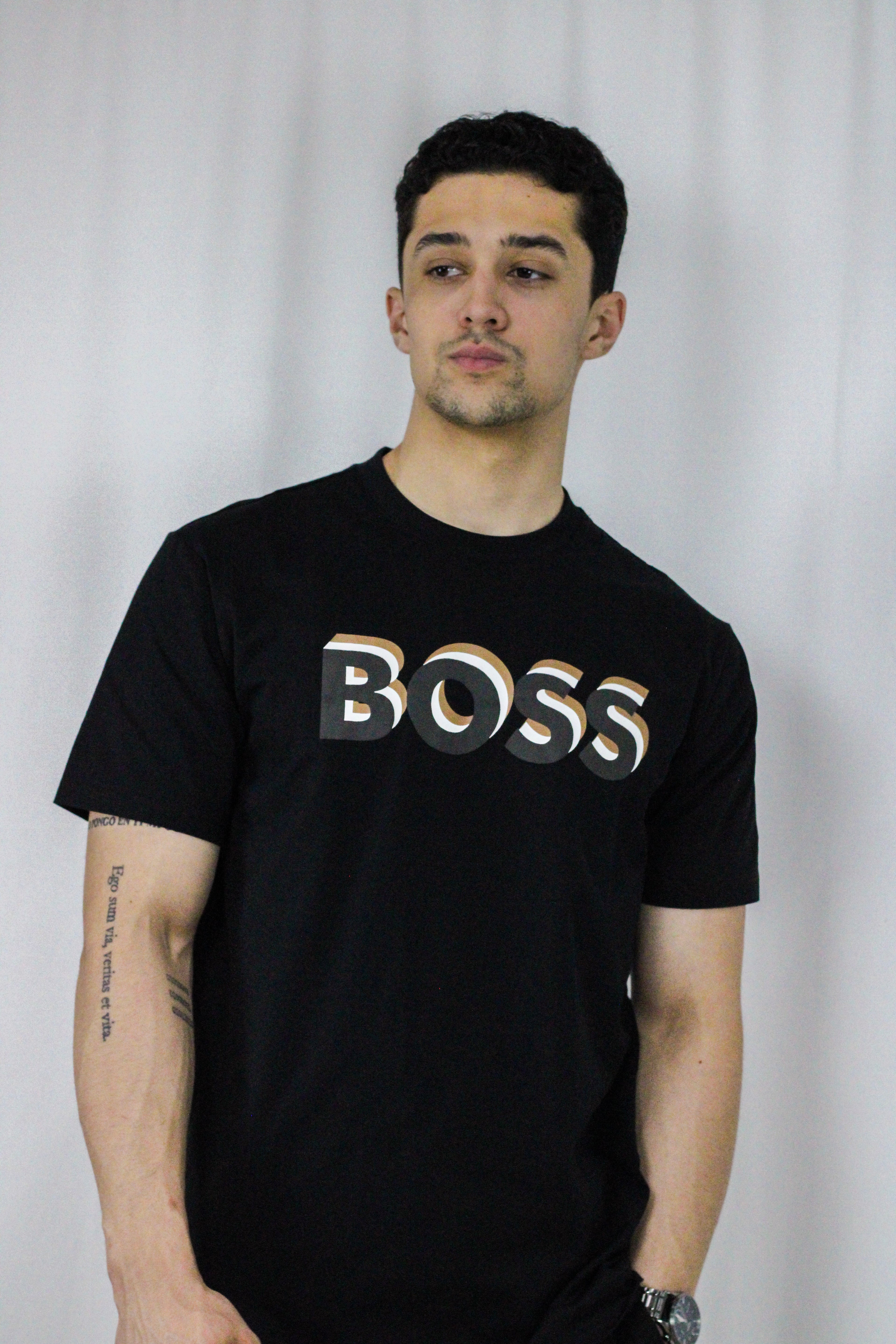 Playera Cuello Redondo "Boss negra con detalles blancos y café"