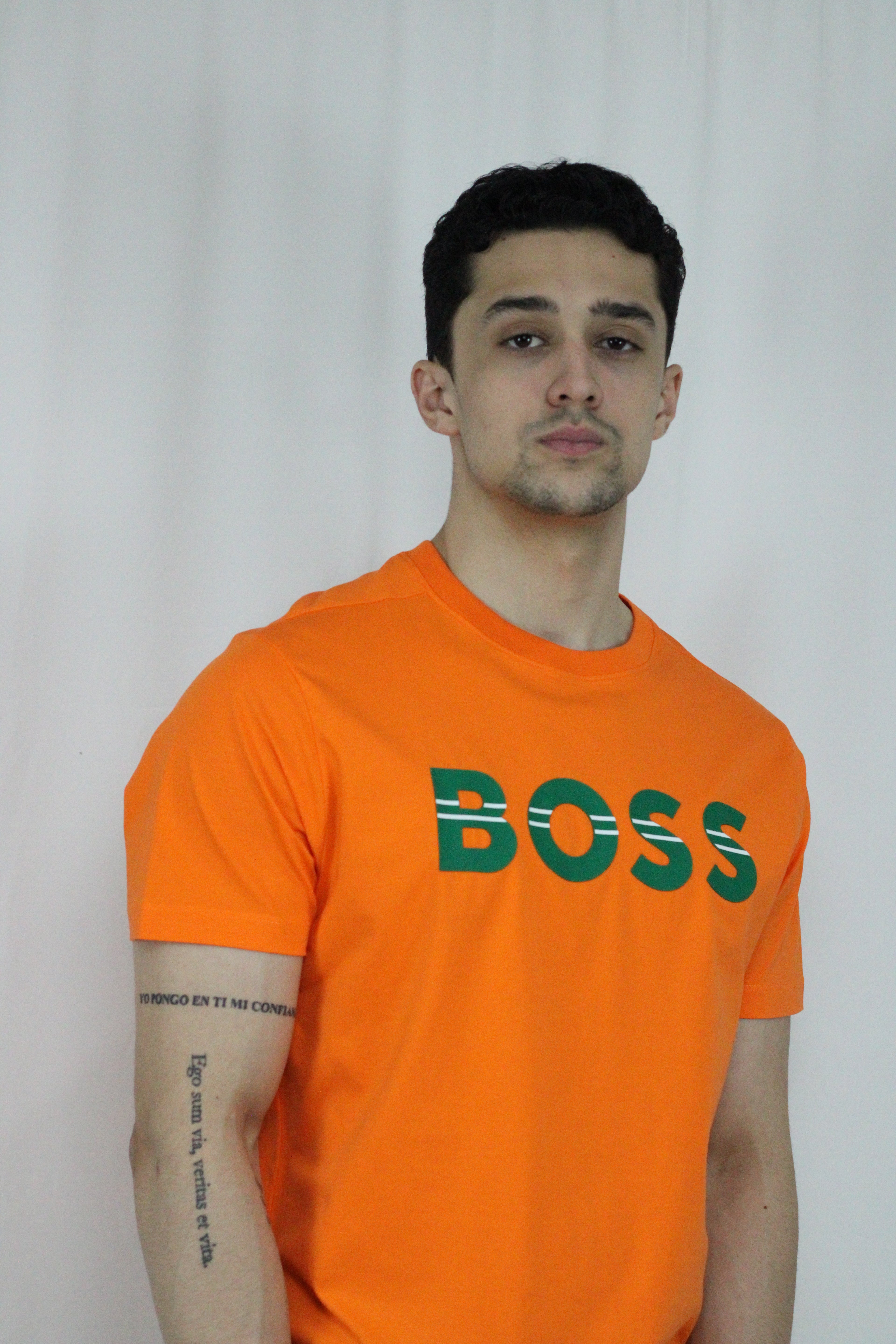 Playera cuello redondo "Boos naranja con franjas en las letras"
