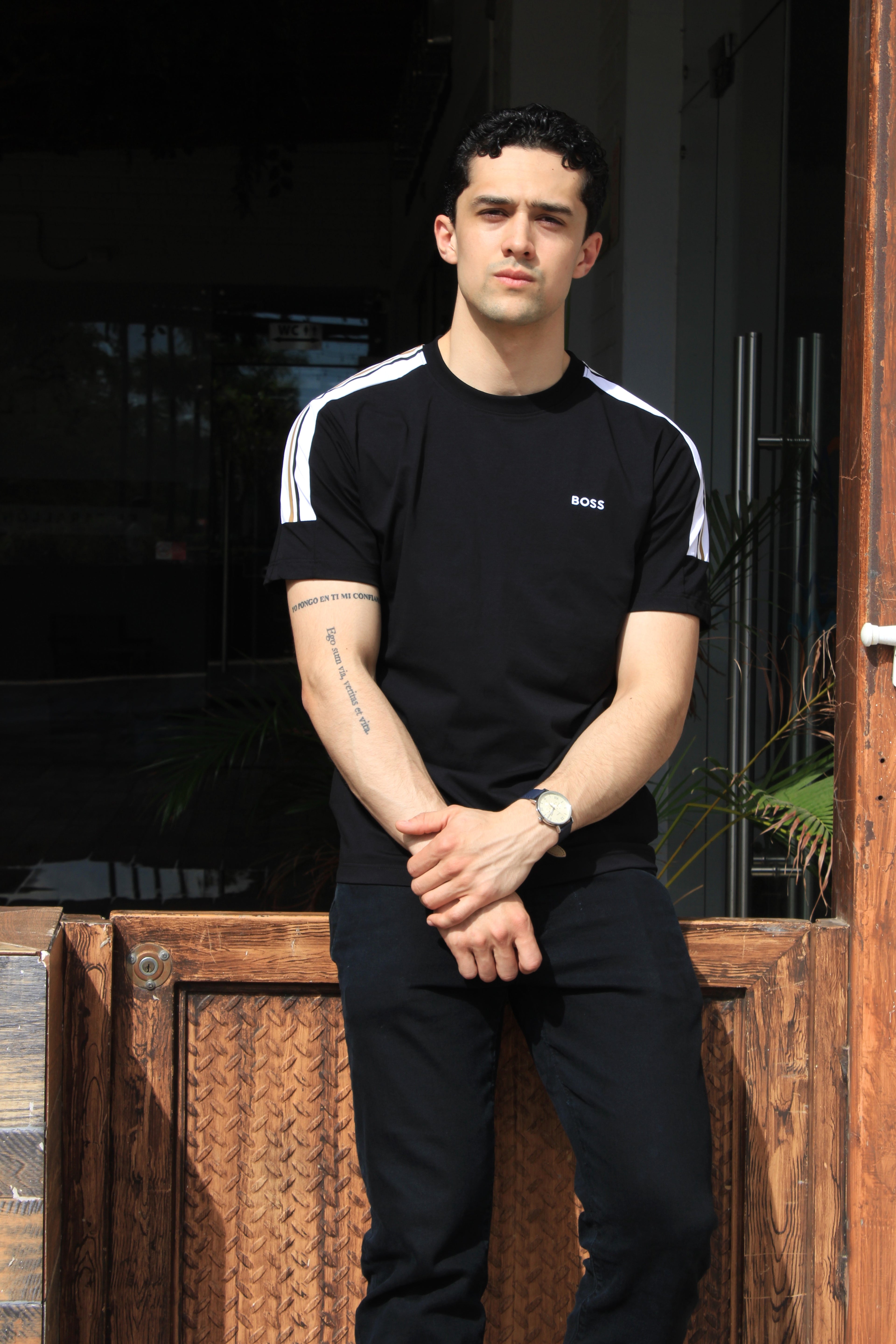 Playera cuello redondo "Boos Negra con diseño en mangas Blanco con Cafe."