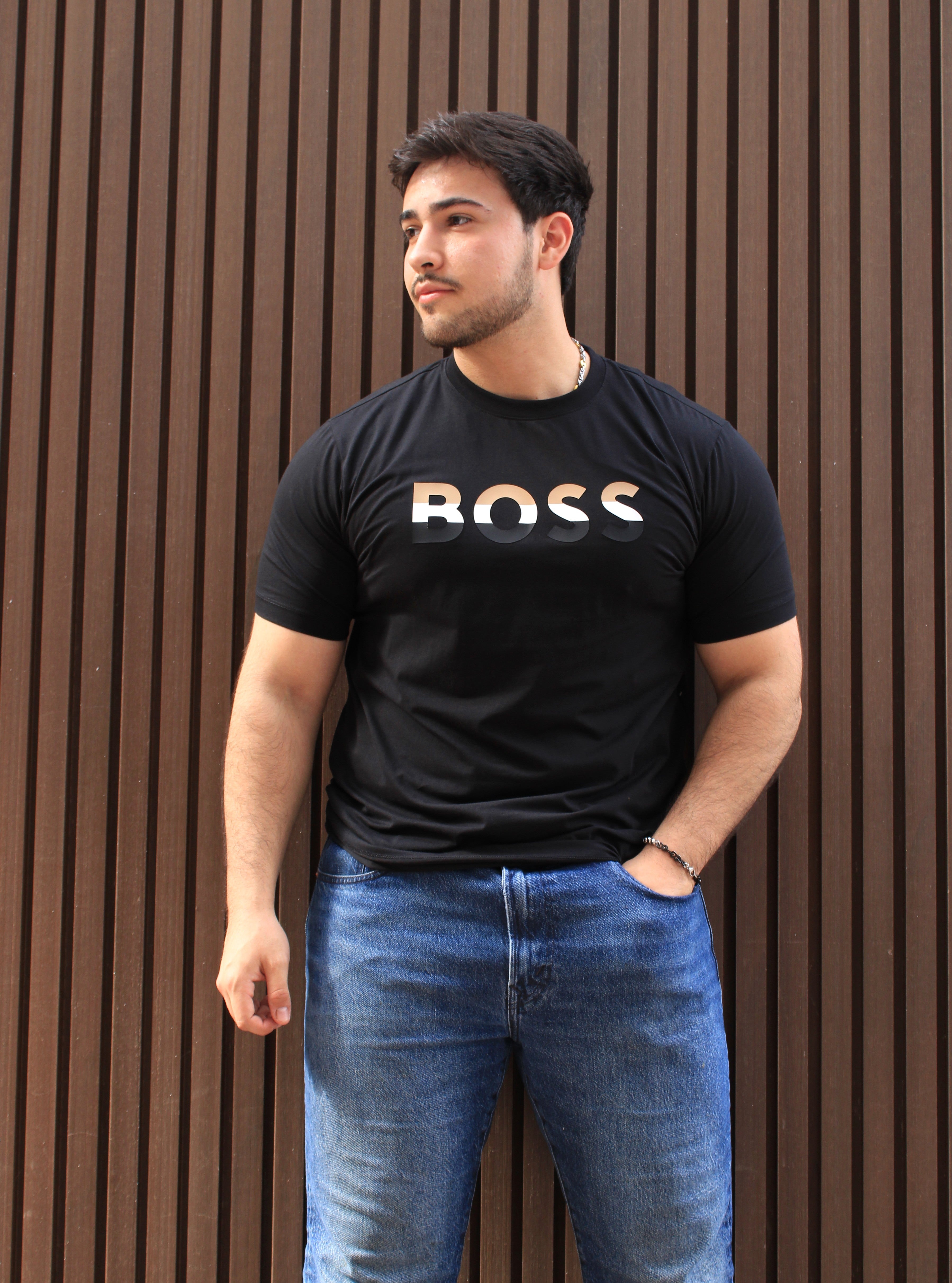 Playera cuello redondo "Boos Negra con diseño en letras Cafe con blanco y negro "