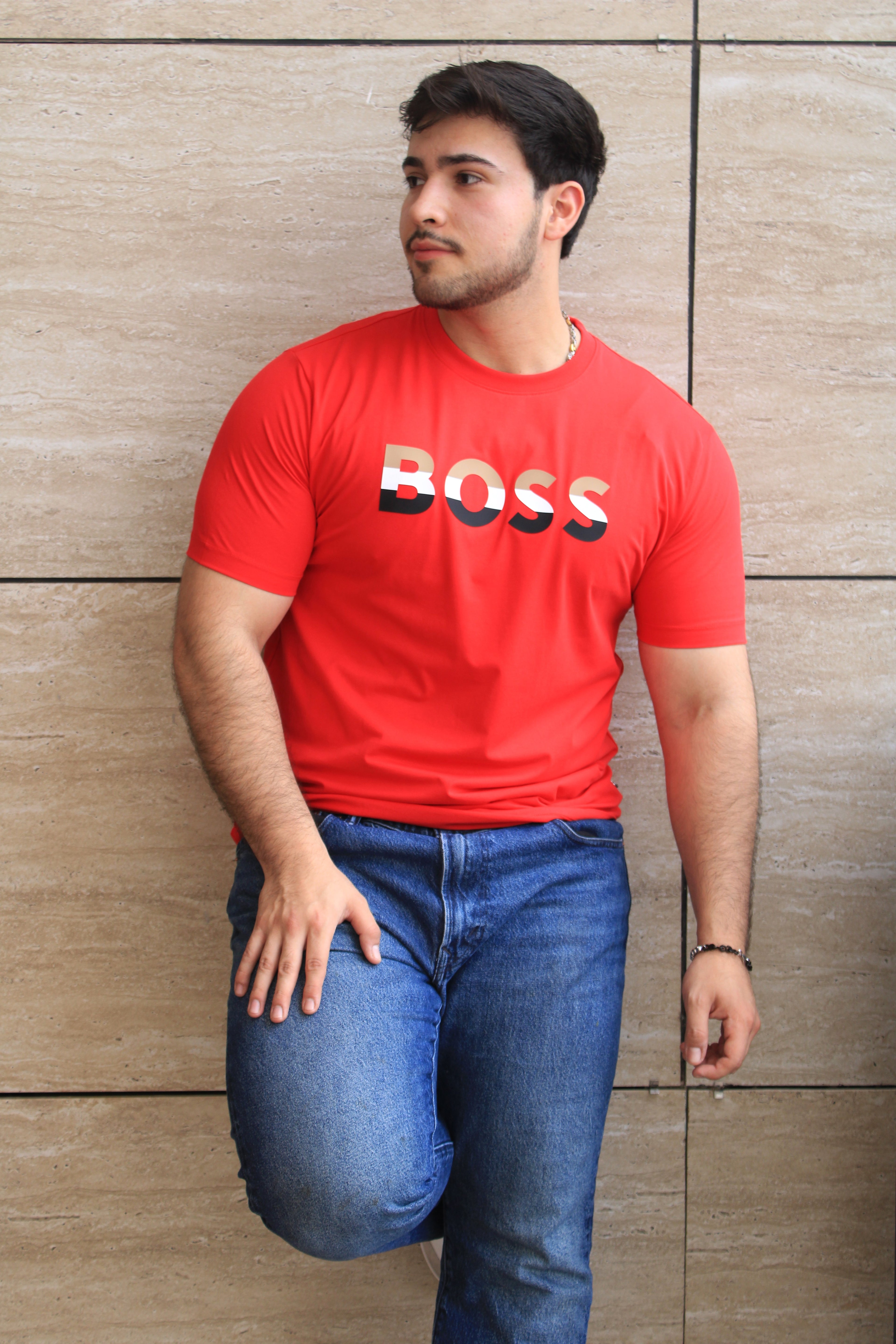 Playera cuello redondo "Boos Roja con diseño en letras Cafe con blanco y negro "