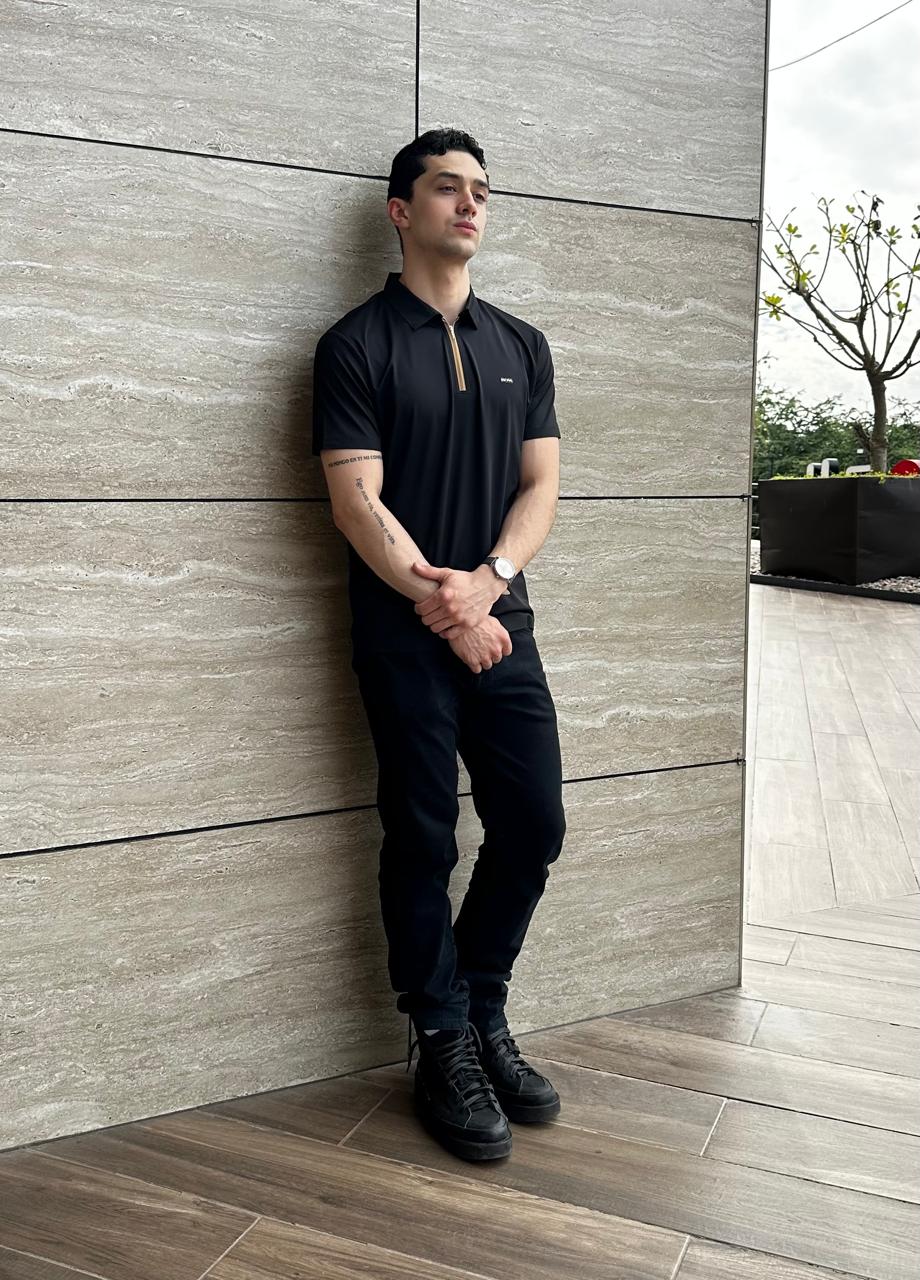 Playera Polo Hugo Boss Negra con diseño de cierro en color Cafe