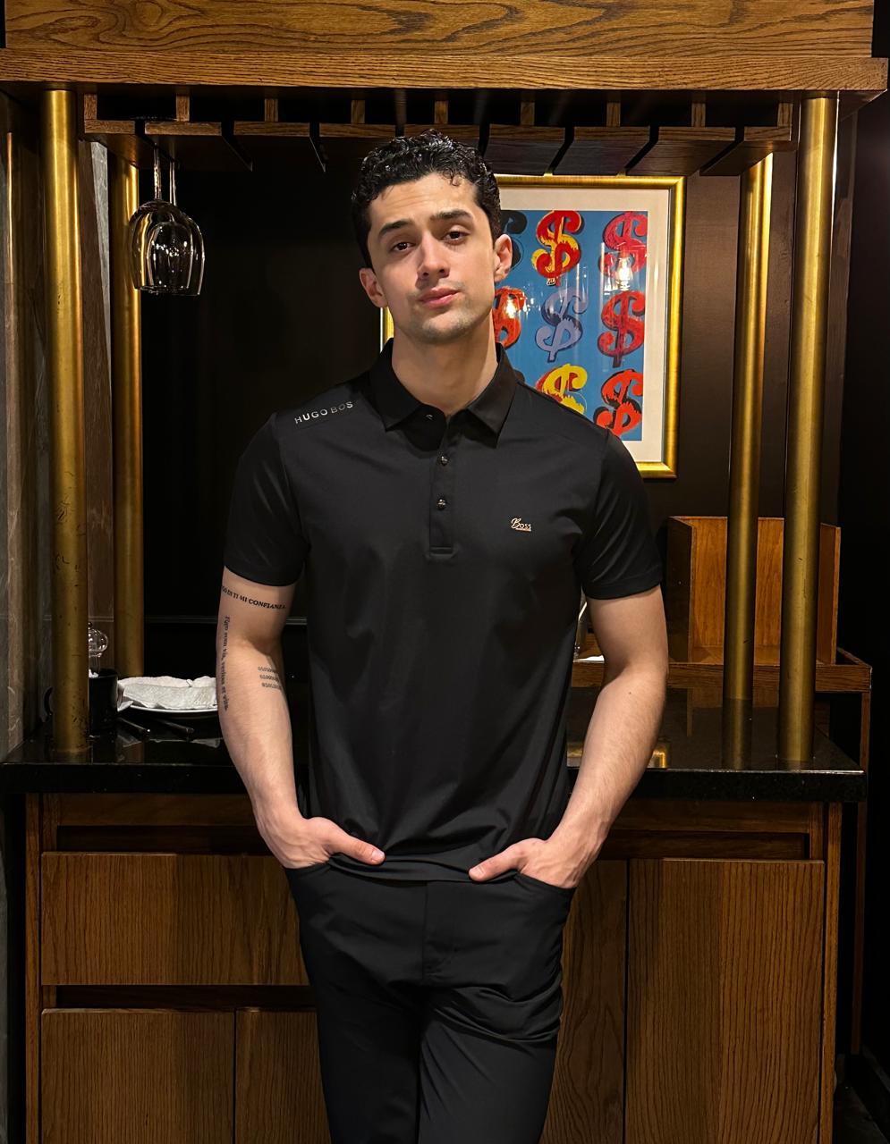 Playera Polo Hugo Boss Negra con diseño en hombros en Negro