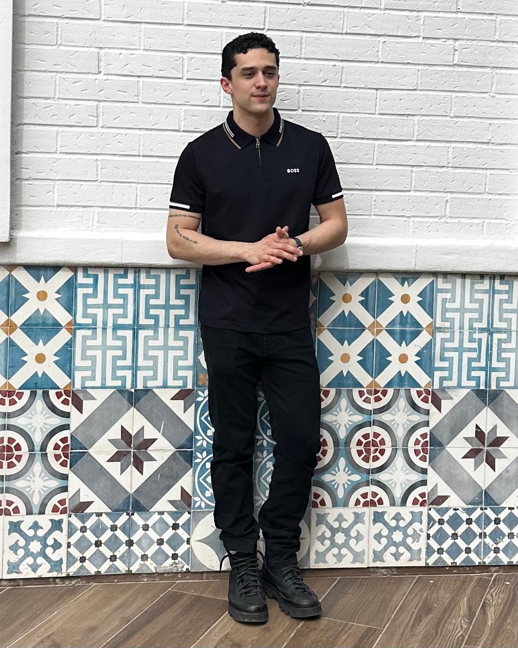 Playera Polo Hugo Boss en Negro de Cierre Con diseños en cuello y manga Cafe y Blanco