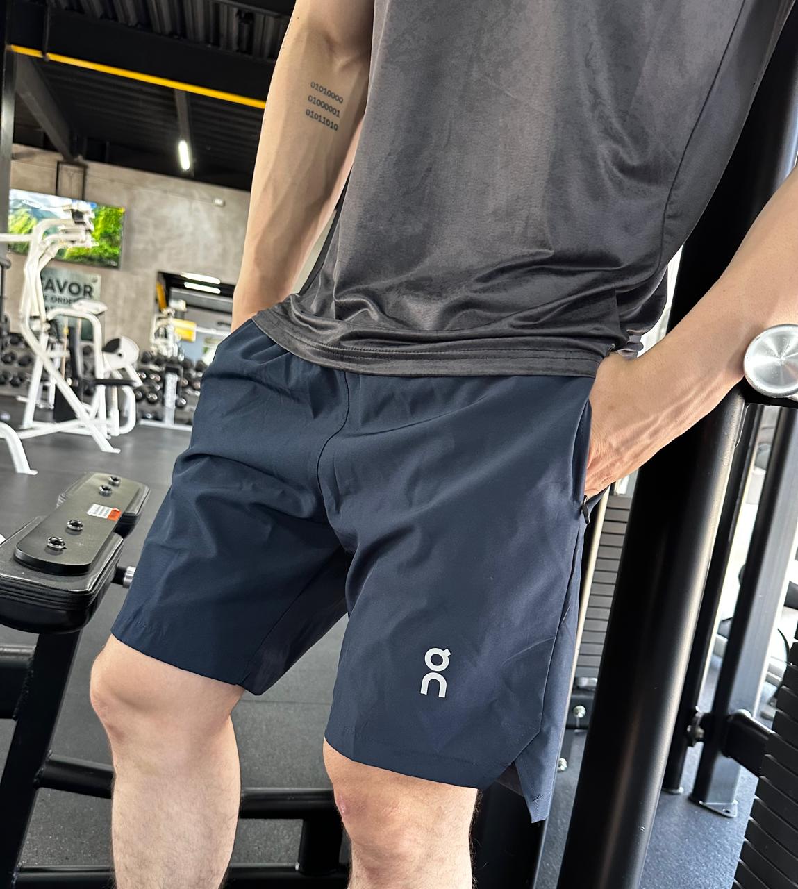 Short Deportivo On Cloud En Azul Marino Con Malla Negra