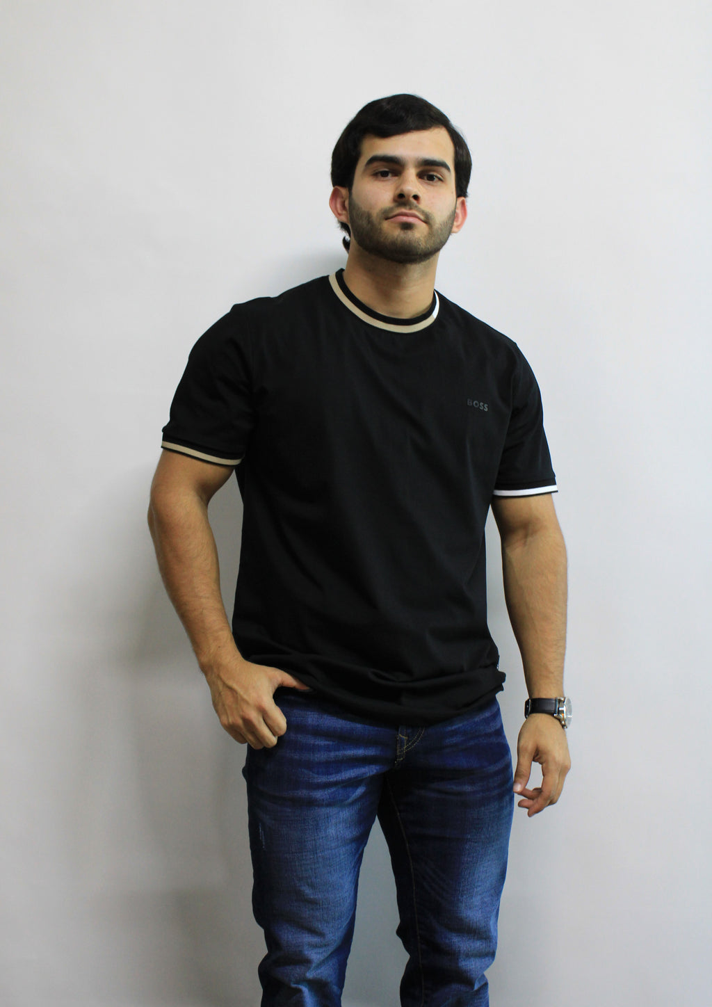 Playera Hugo Boss Negra Diseño en Cuello Y Mangas