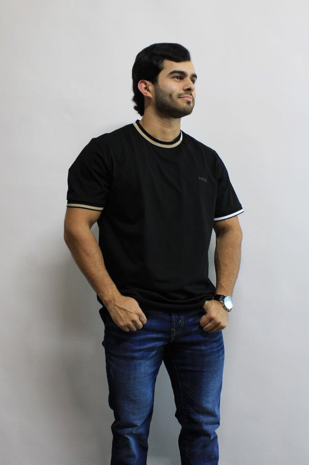 Playera Hugo Boss Negra Diseño en Cuello Y Mangas