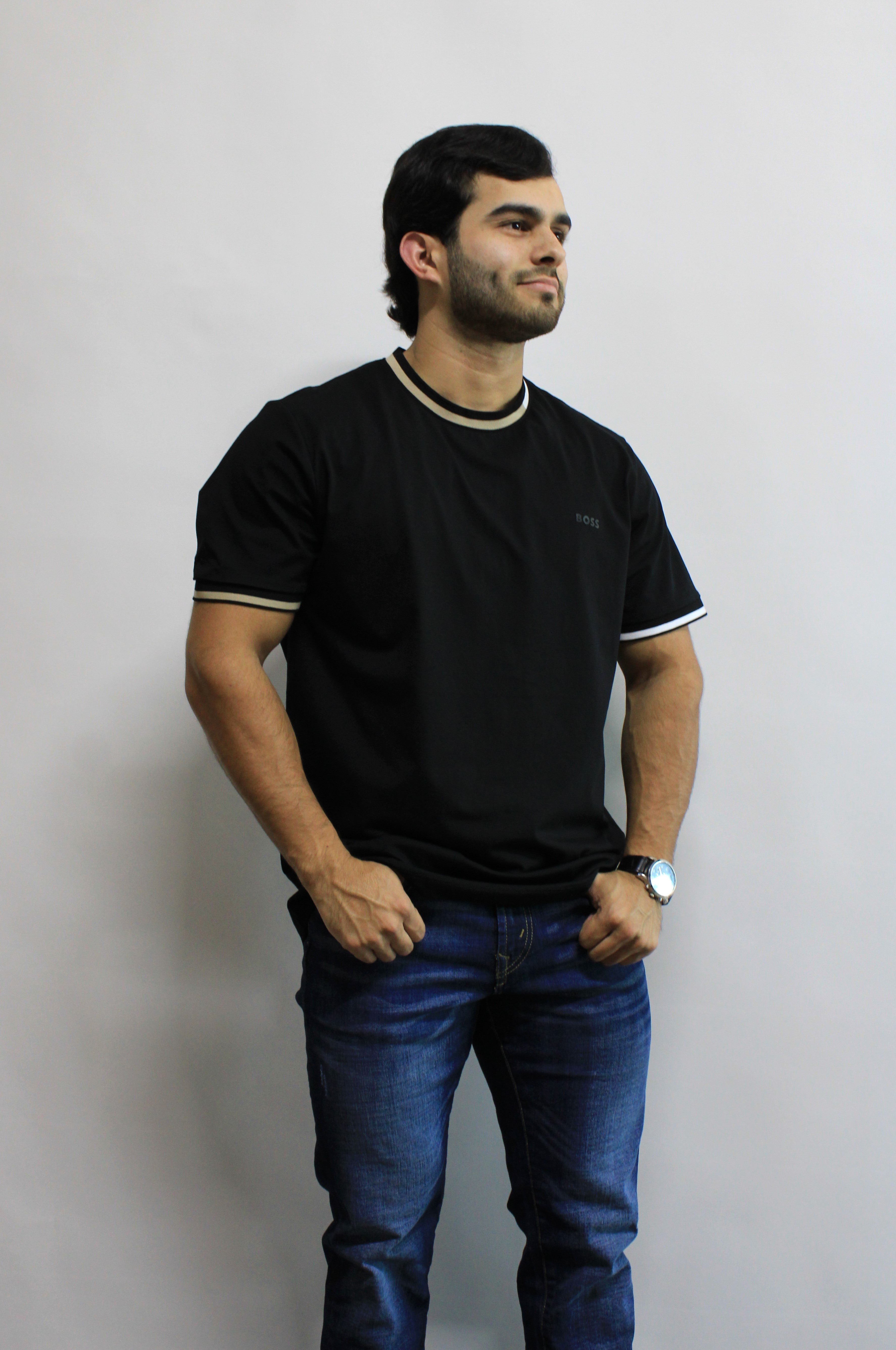 Playera Hugo Boss Negra Diseño en Cuello Y Mangas