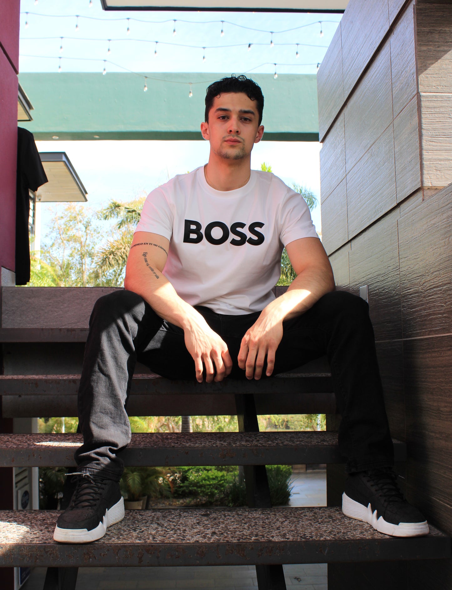 Playera Hugo Boss Blanca Diseño Enfrente color Negro