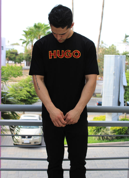 Playera Hugo Boss Negra Diseño Enfrente color Rojo con Amarillo