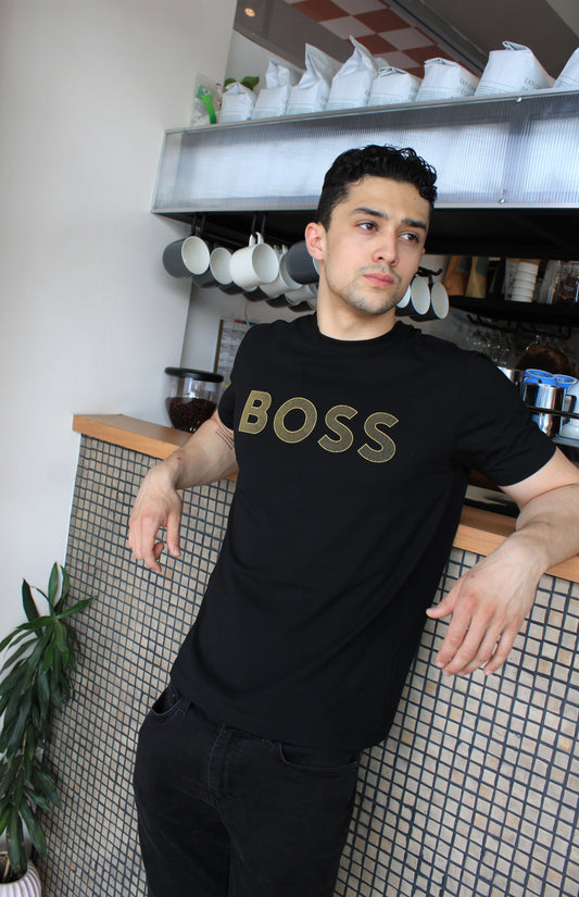 Playera Hugo Boss Negra Diseño Enfrente color Dorado