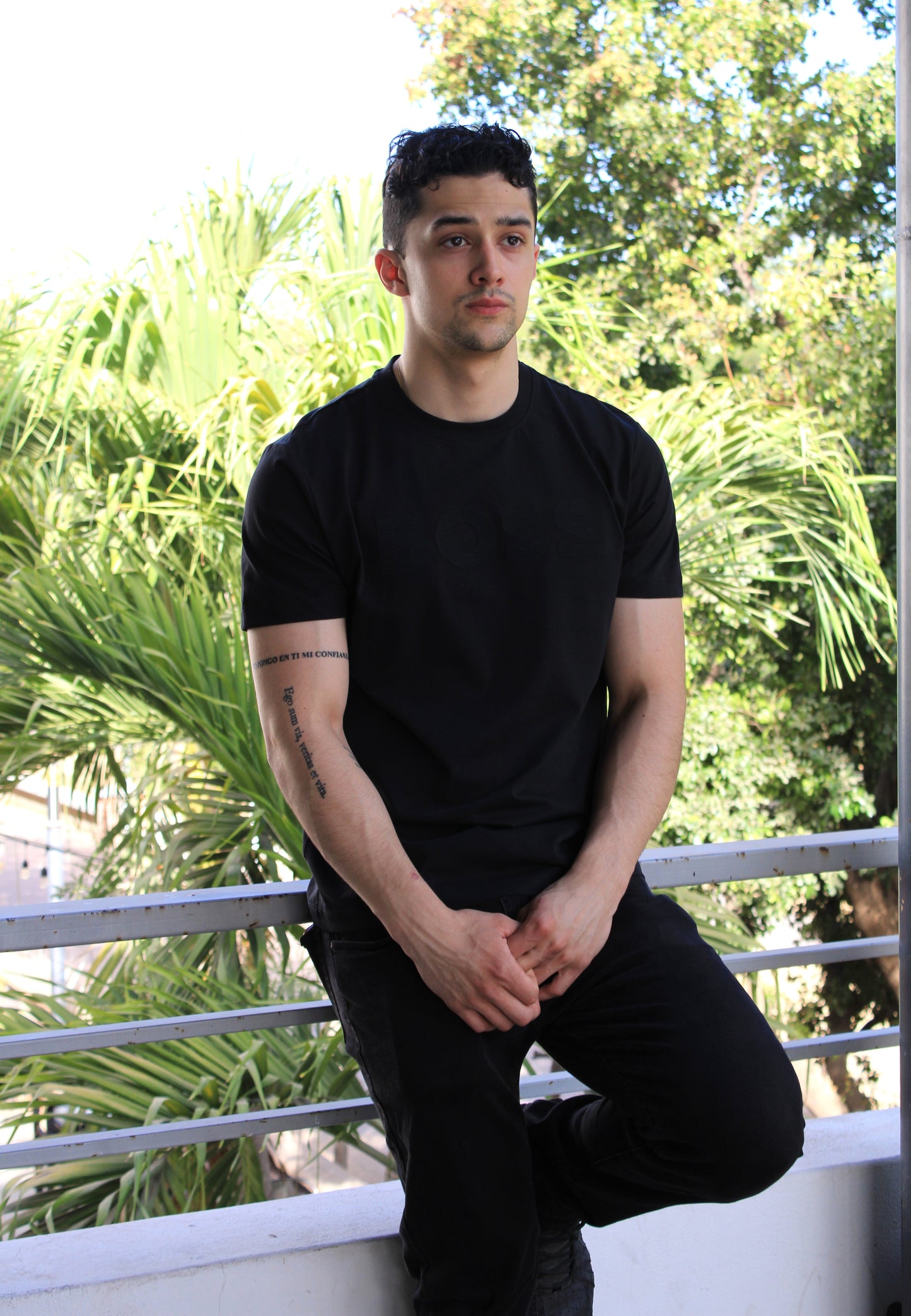 Playera Hugo Boss Negra Con Diseño En frente Bordado Color Negro