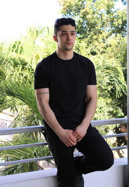Playera Hugo Boss Negra Con Diseño En frente Bordado Color Negro