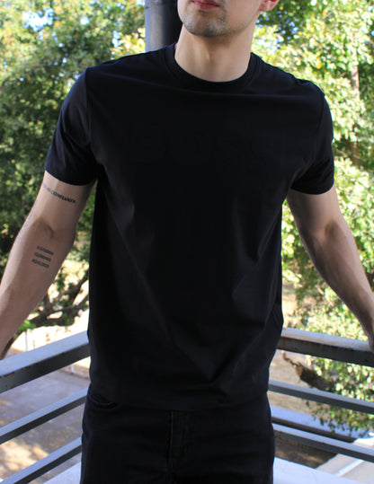 Playera Hugo Boss Negra Con Diseño En frente Bordado Color Negro