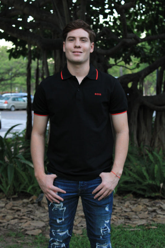 Playera Polo Hugo Boss Negra Con Diseño en Cuello Color Rojo